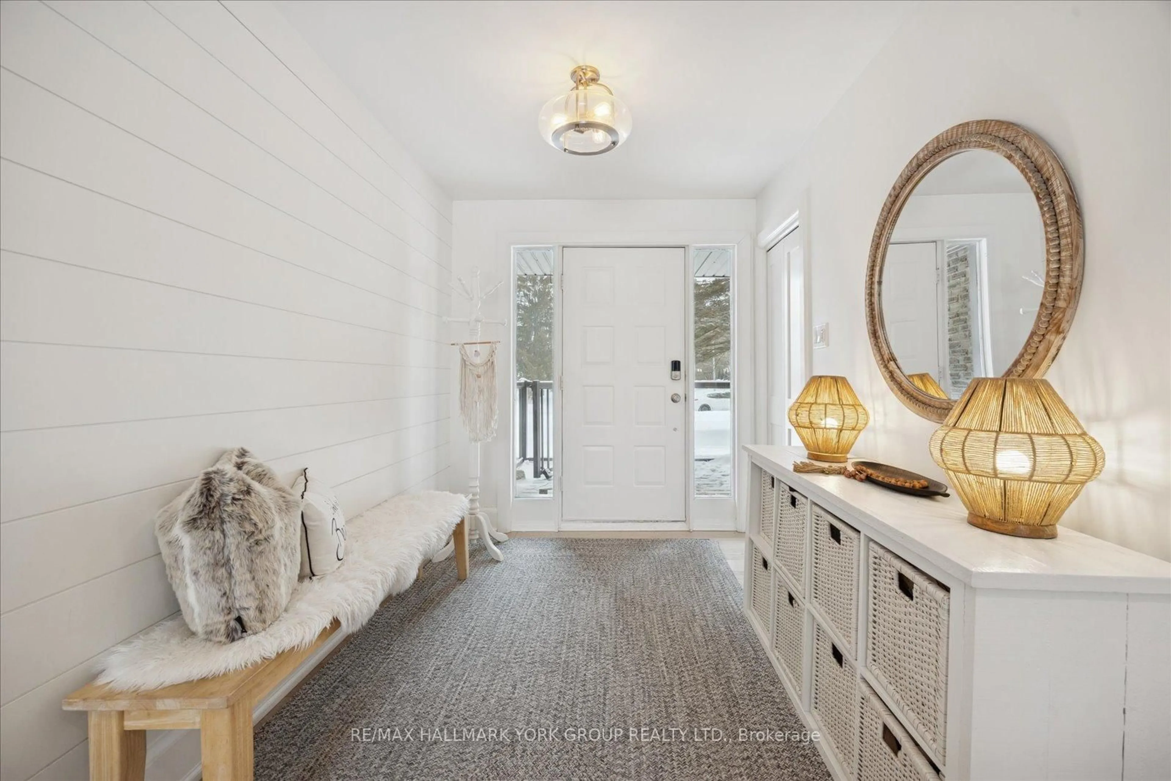 Indoor entryway for 501 Samuel Harper Crt, East Gwillimbury Ontario L0G 1M0