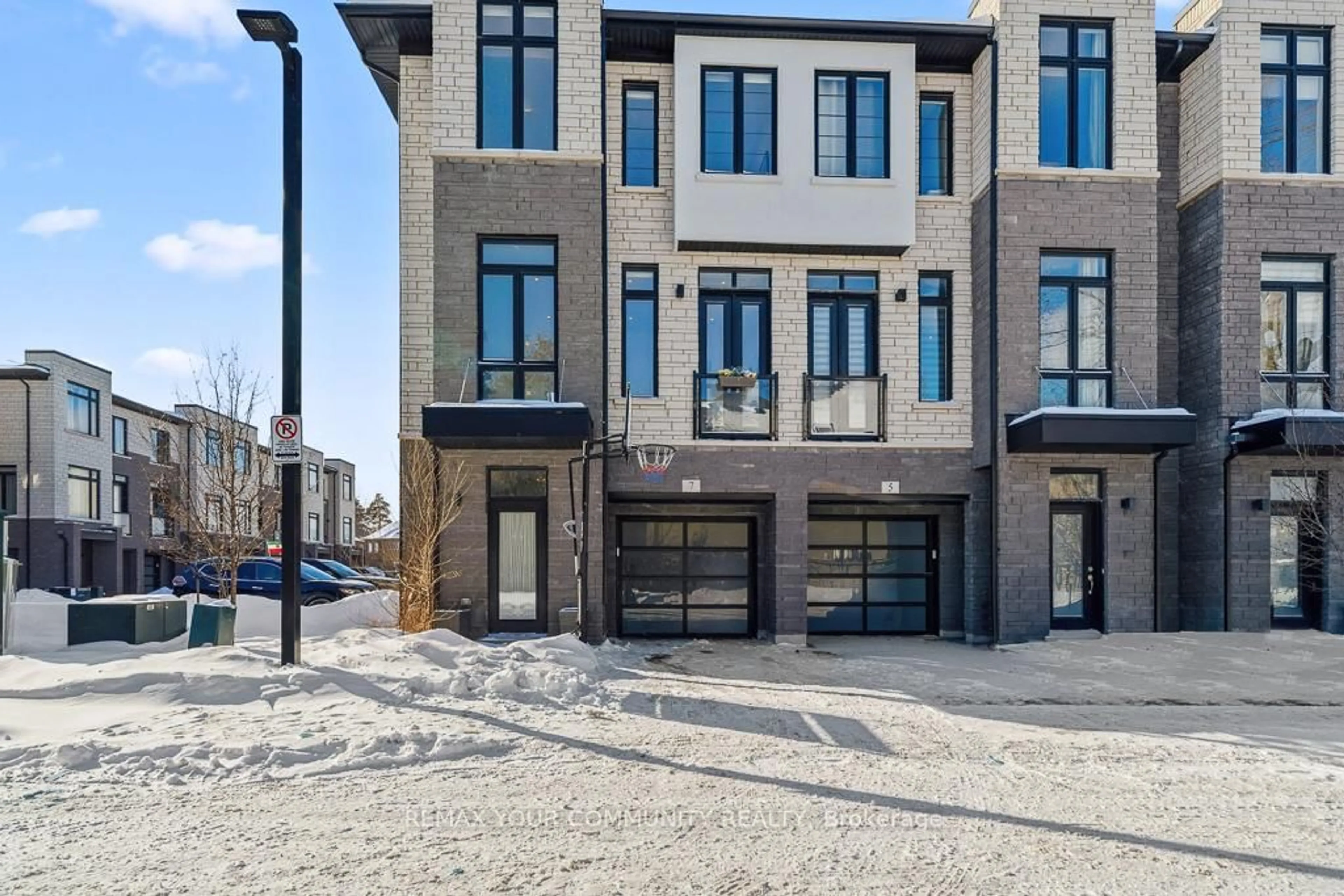 Home with brick exterior material, street for 7 Howick Lane, Richmond Hill Ontario L4C 5T1