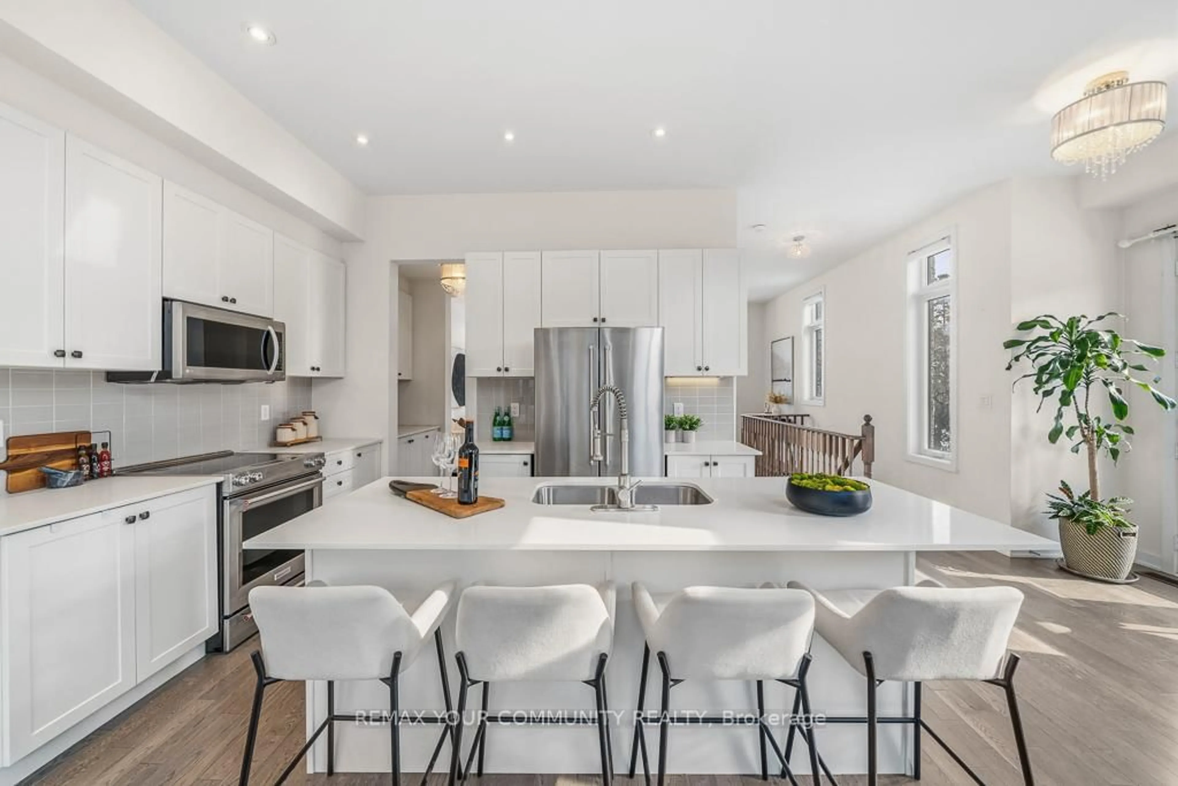 Open concept kitchen, ceramic/tile floor for 7 Howick Lane, Richmond Hill Ontario L4C 5T1