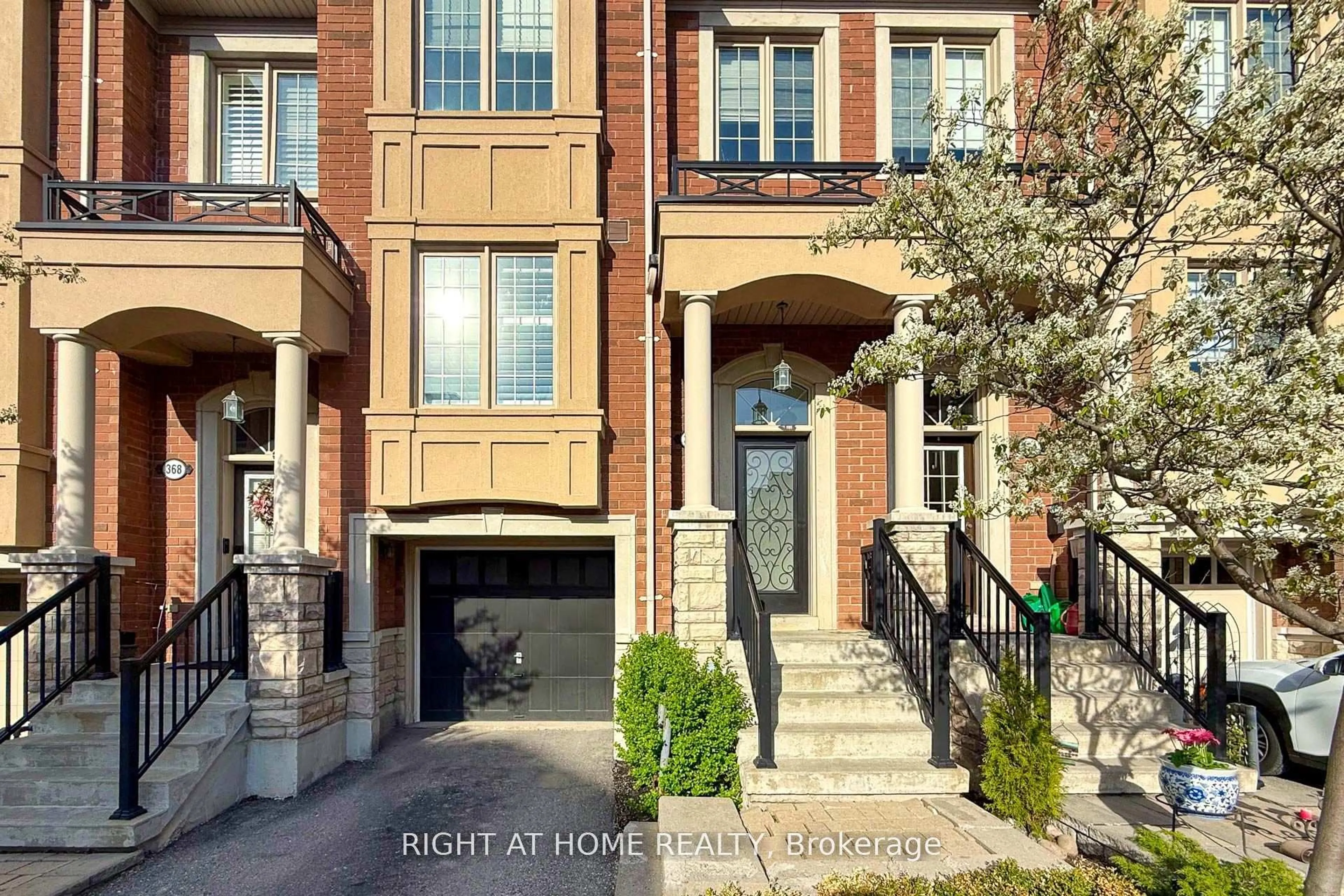 Home with brick exterior material, street for 366 Doak Lane, Newmarket Ontario L3Y 0A8