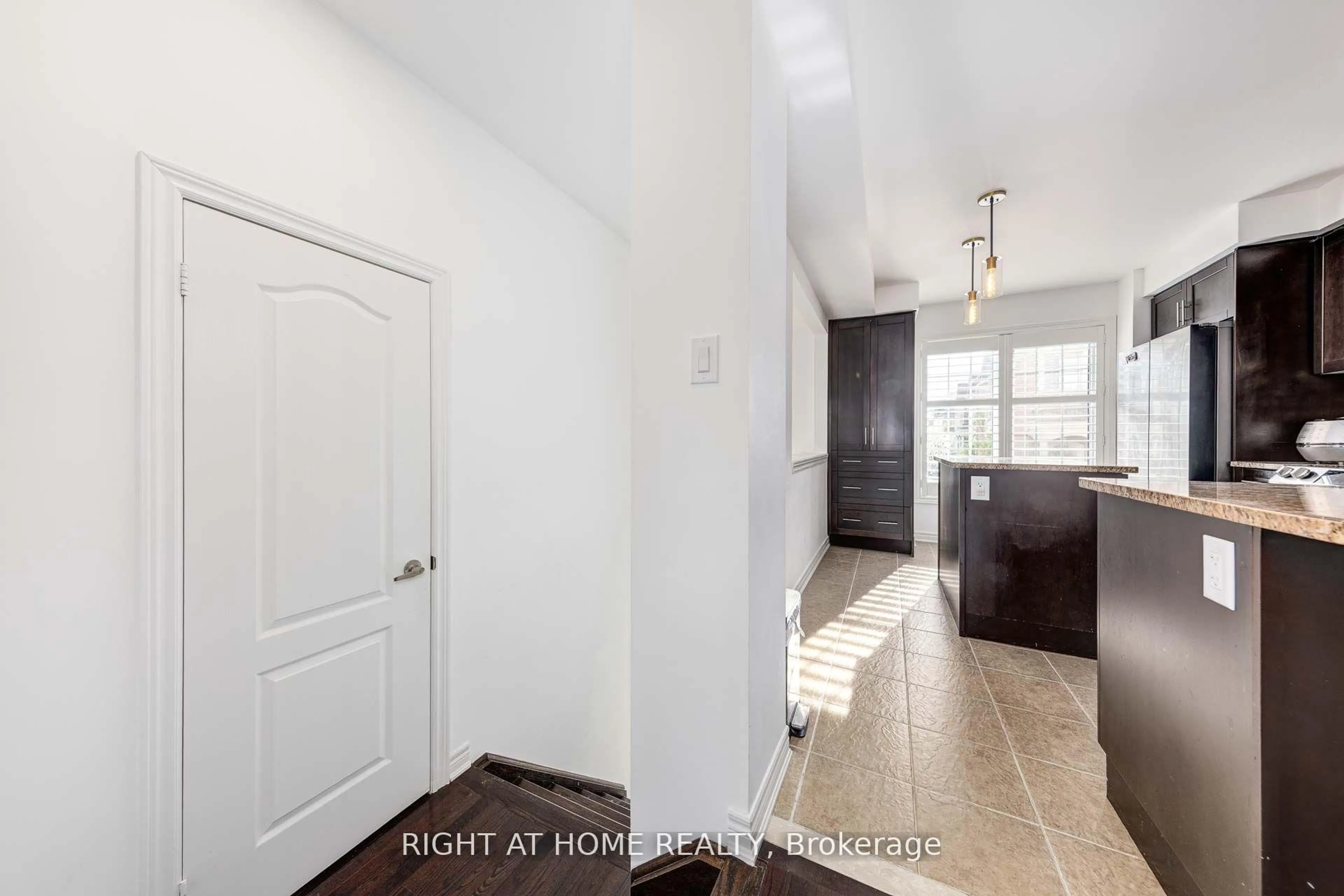 Indoor entryway for 366 Doak Lane, Newmarket Ontario L3Y 0A8