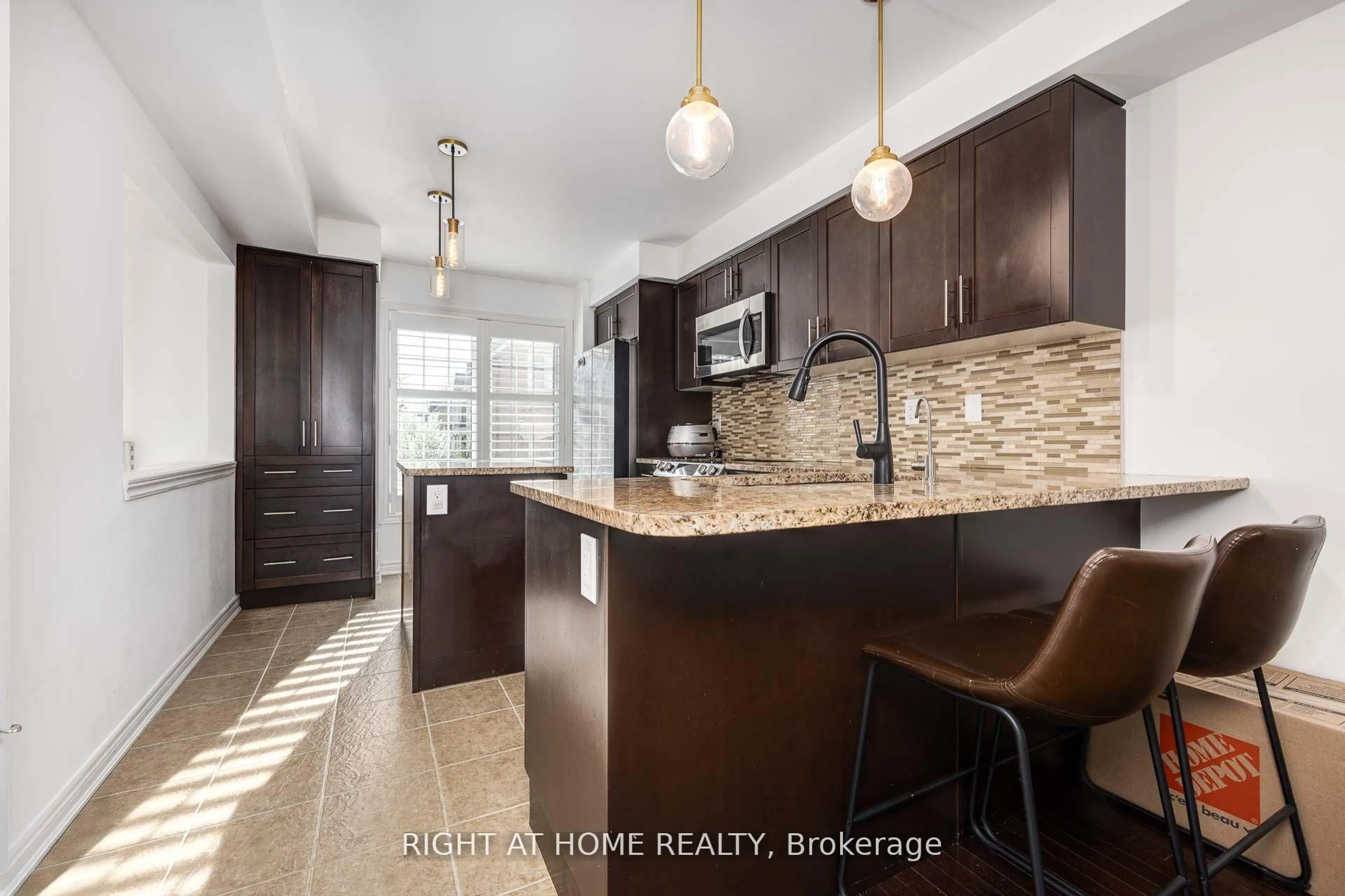 Open concept kitchen, ceramic/tile floor for 366 Doak Lane, Newmarket Ontario L3Y 0A8