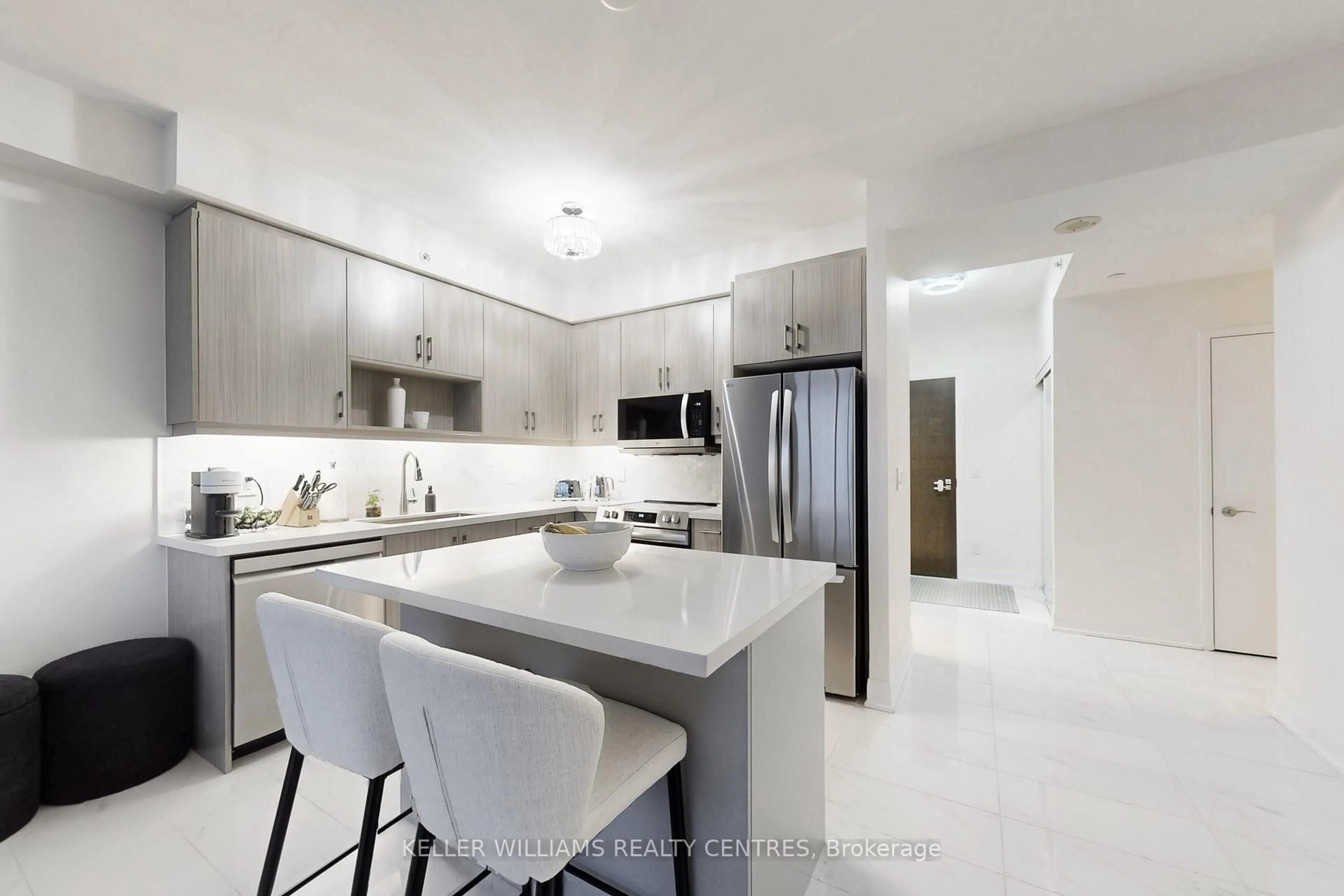 Open concept kitchen, ceramic/tile floor for 2900 Highway 7 Rd #1410, Vaughan Ontario L4K 0G3