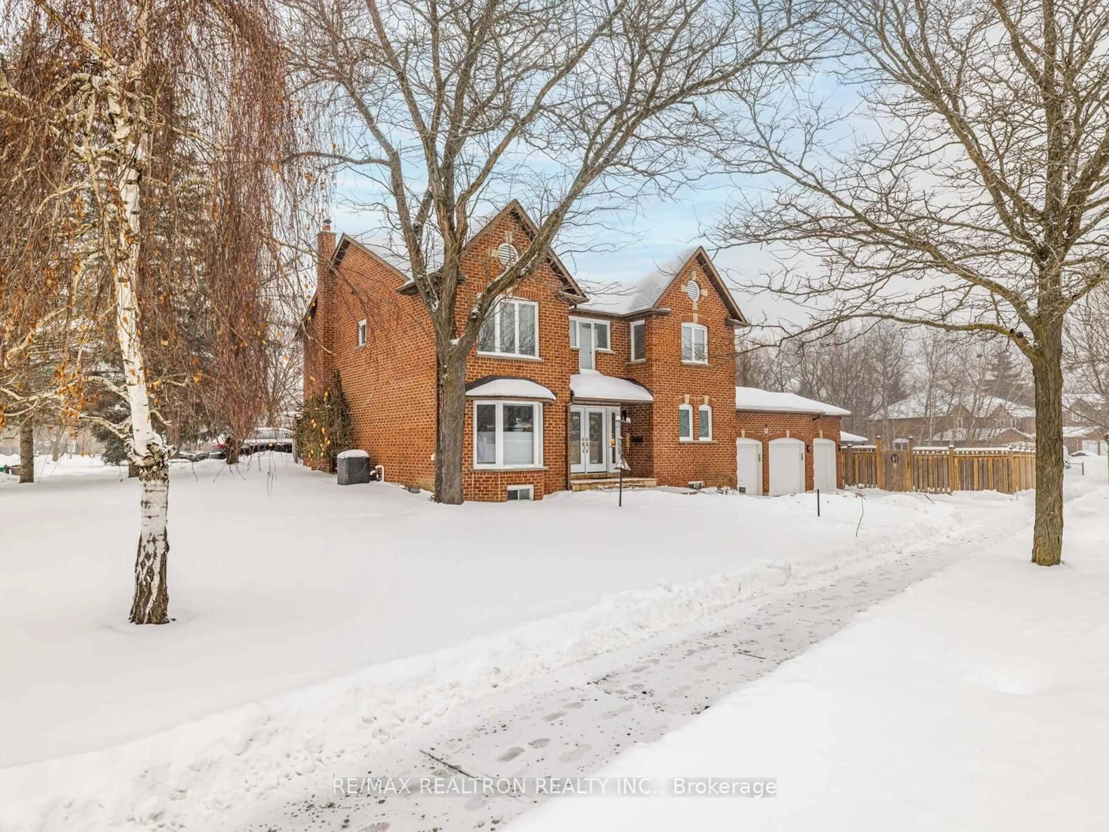 A pic from outside/outdoor area/front of a property/back of a property/a pic from drone, street for 22 Willis Dr, Aurora Ontario L4G 5N7