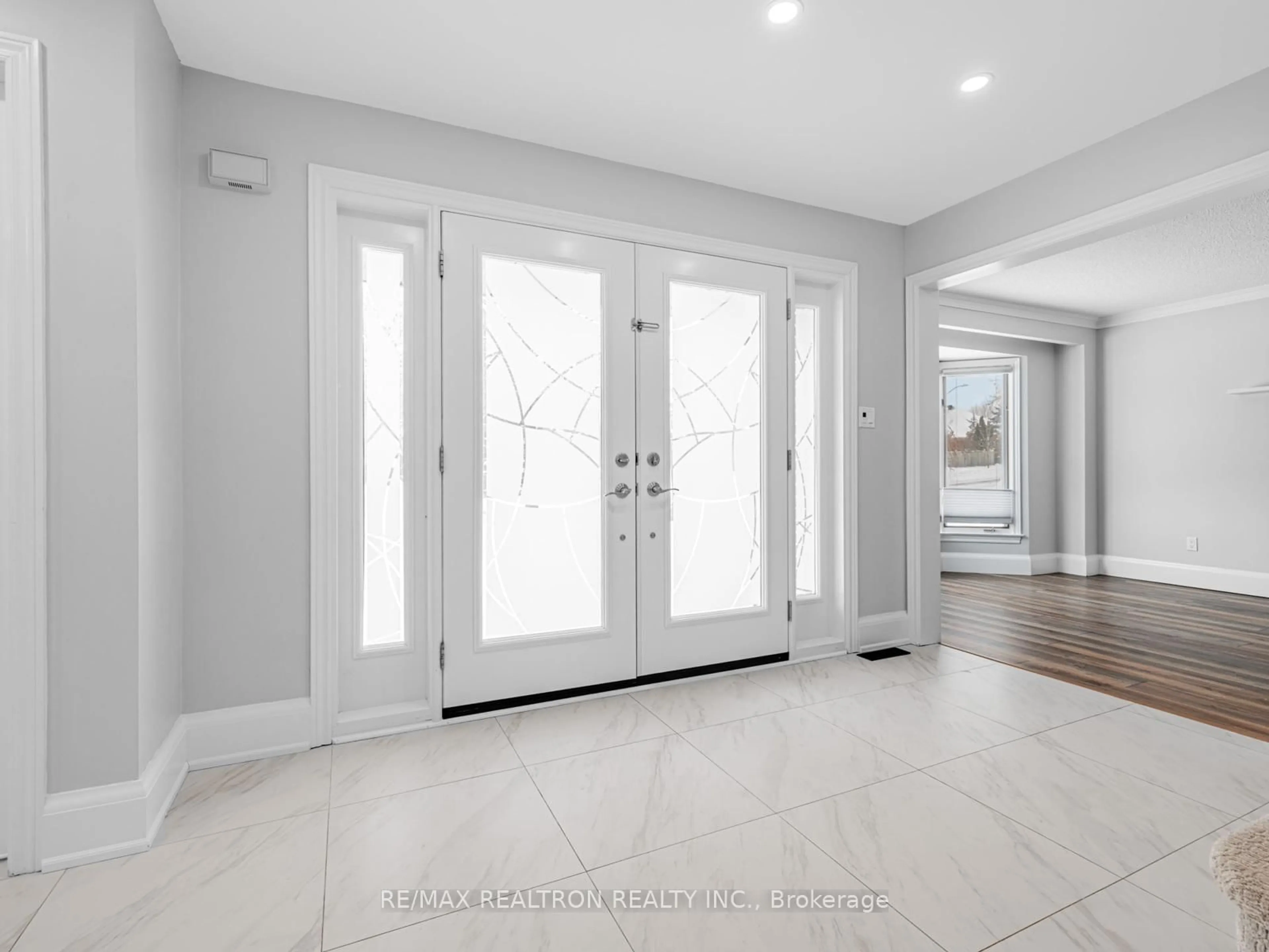 Indoor entryway for 22 Willis Dr, Aurora Ontario L4G 5N7