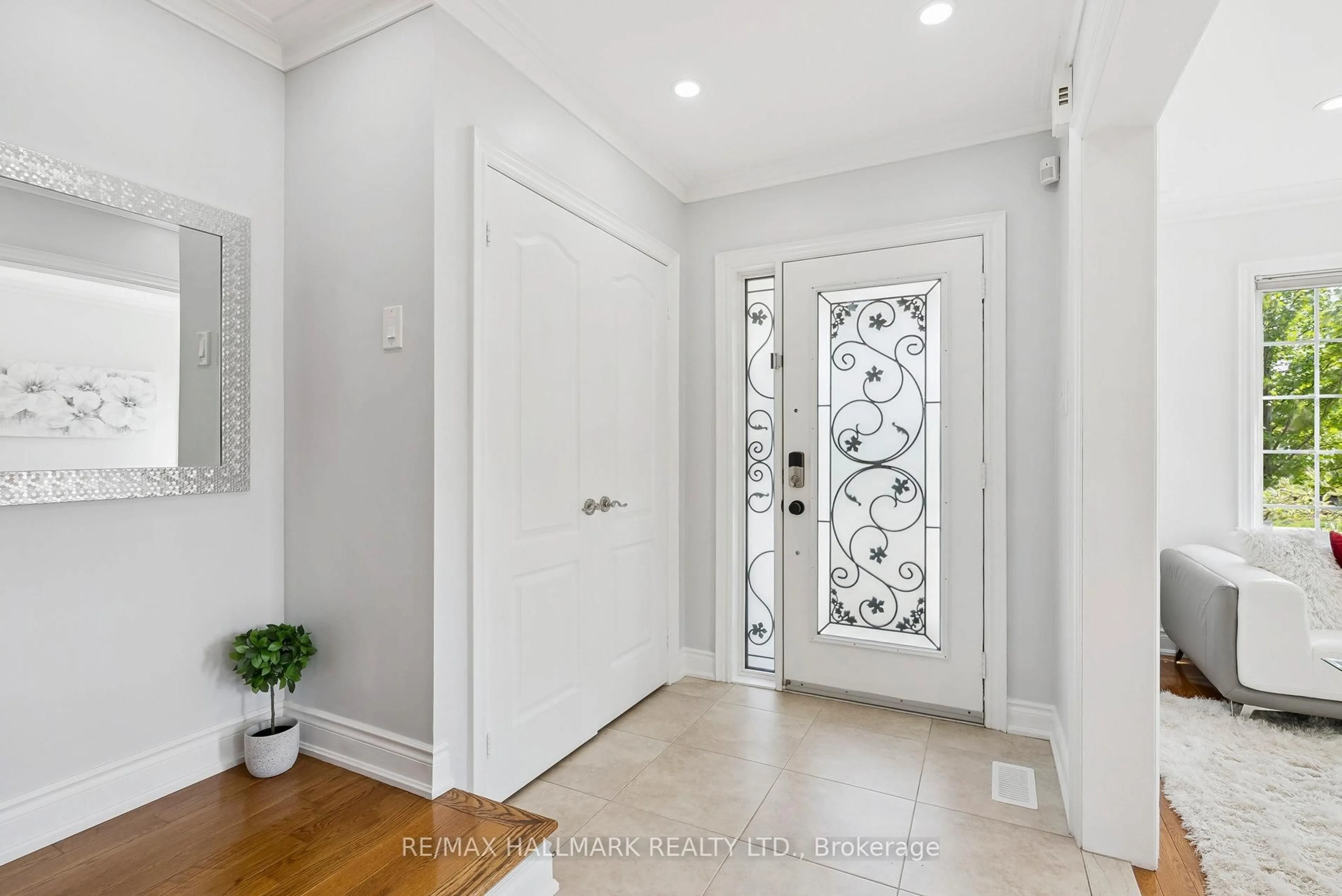 Indoor entryway for 197 Aspenwood Dr, Newmarket Ontario L3X 2X4