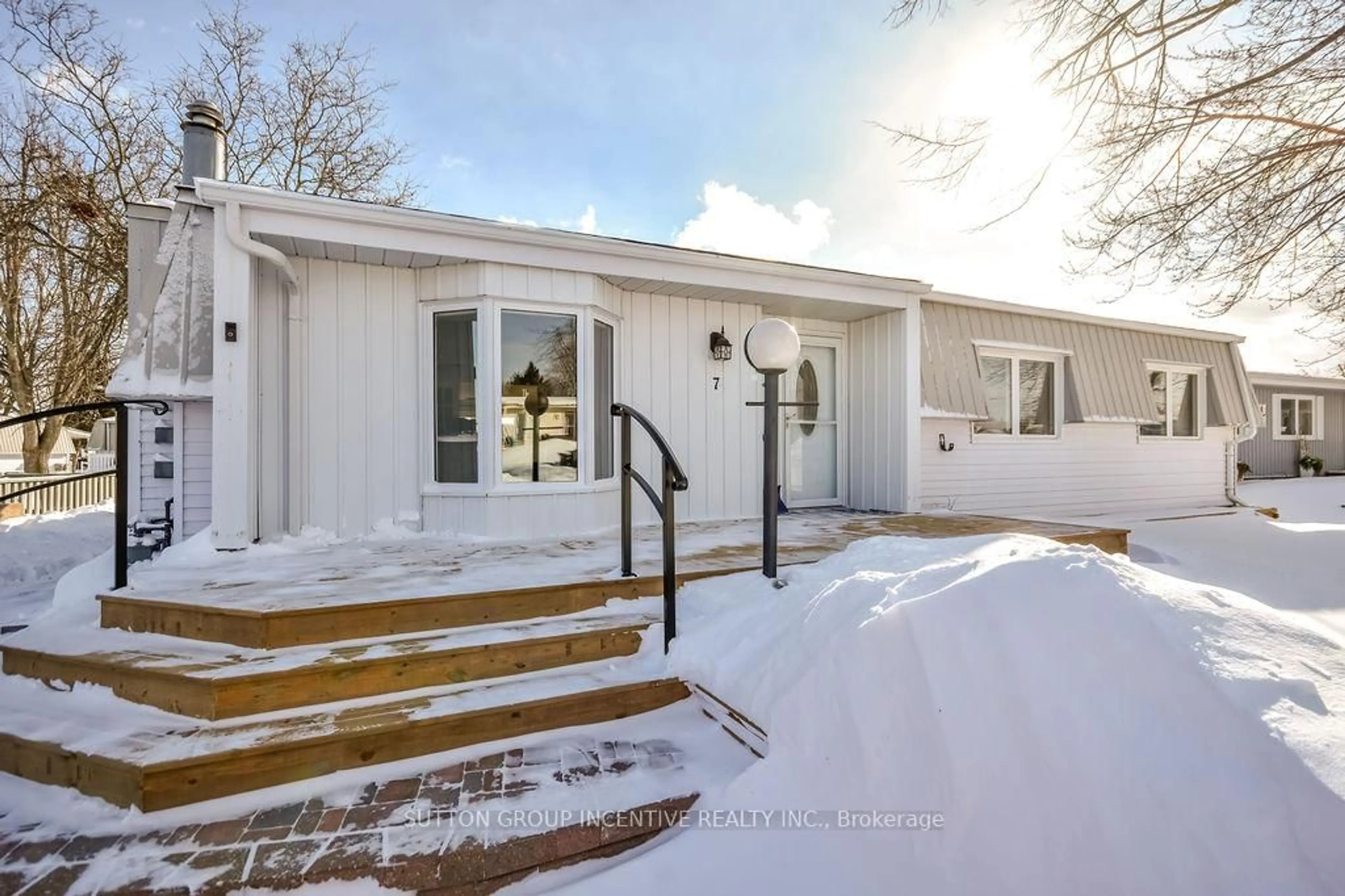 Home with vinyl exterior material, street for 7 Gander Cove, Innisfil Ontario L9S 1R9