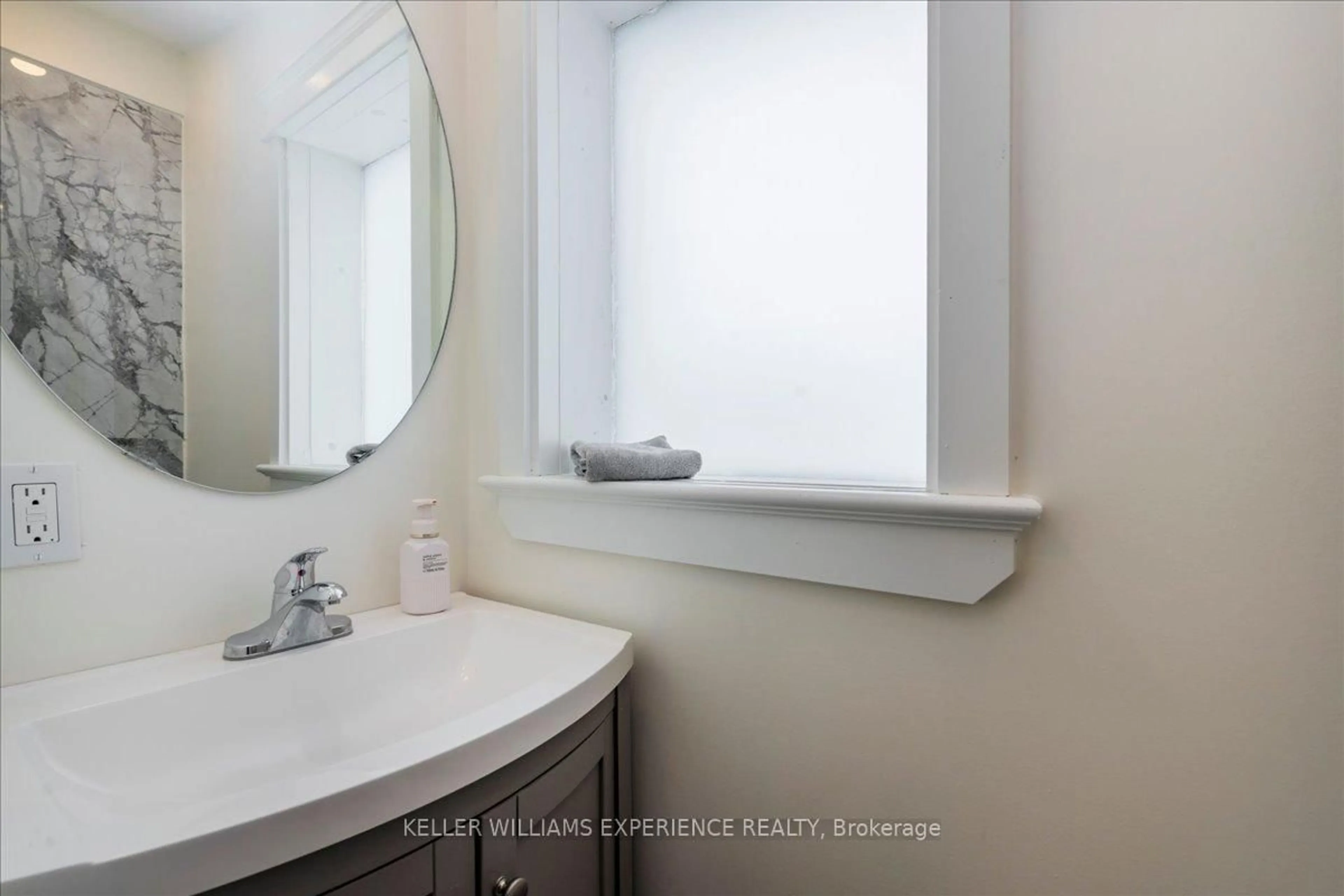 Standard bathroom, ceramic/tile floor for 5073 5th Line, New Tecumseth Ontario L0G 1W0