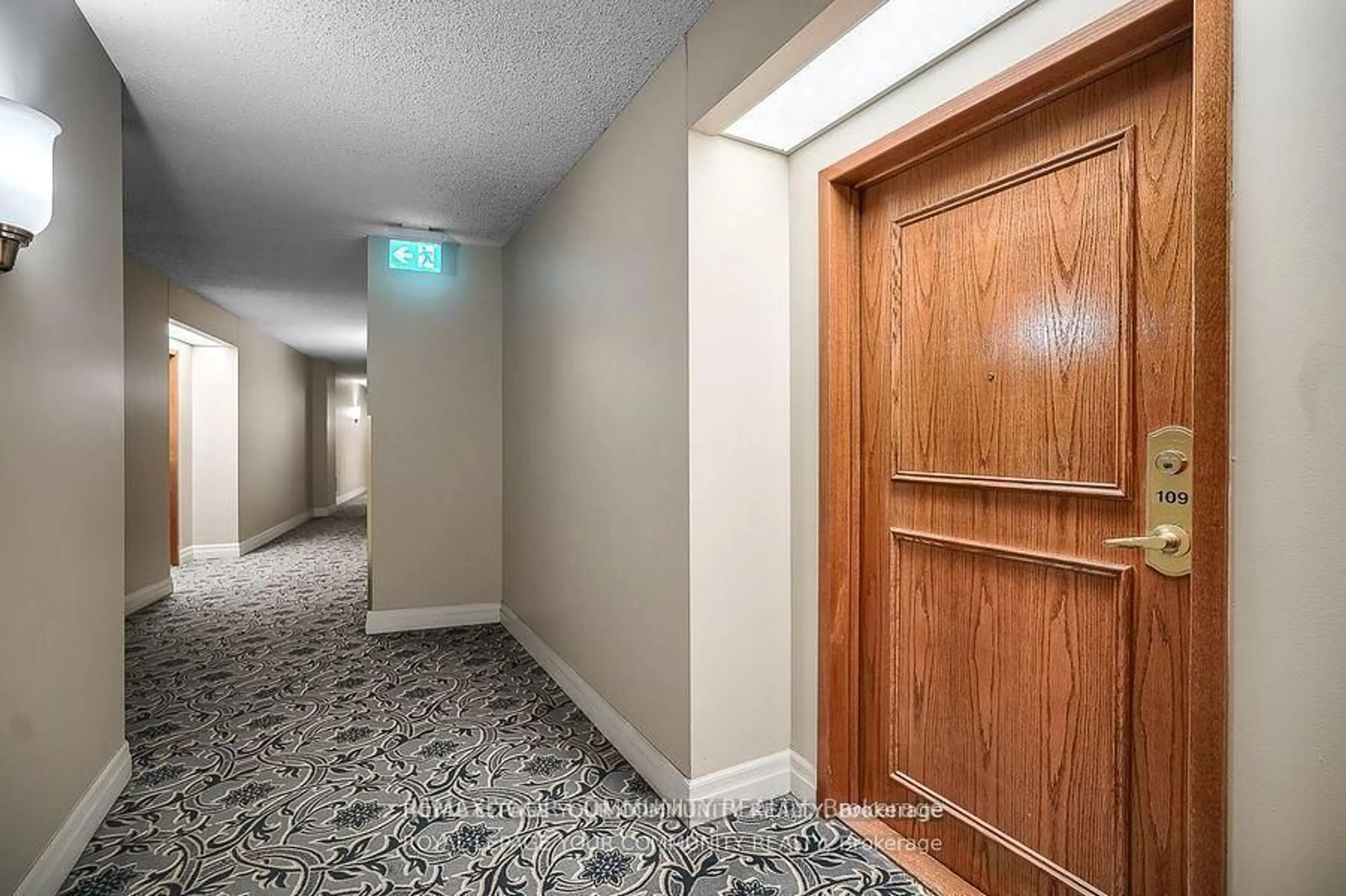 Indoor foyer for 2502 Rutherford Rd #109, Vaughan Ontario L4K 5N6