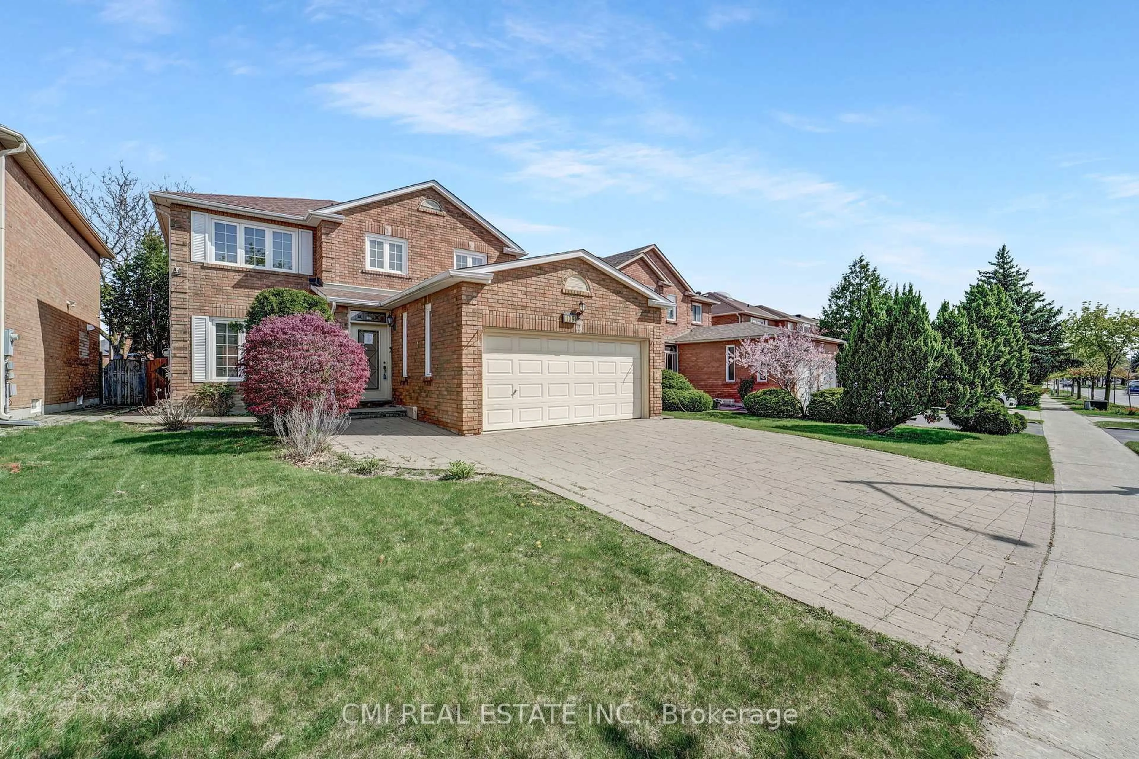 A pic from outside/outdoor area/front of a property/back of a property/a pic from drone, street for 109 Valleymede Dr, Richmond Hill Ontario L4B 1T6