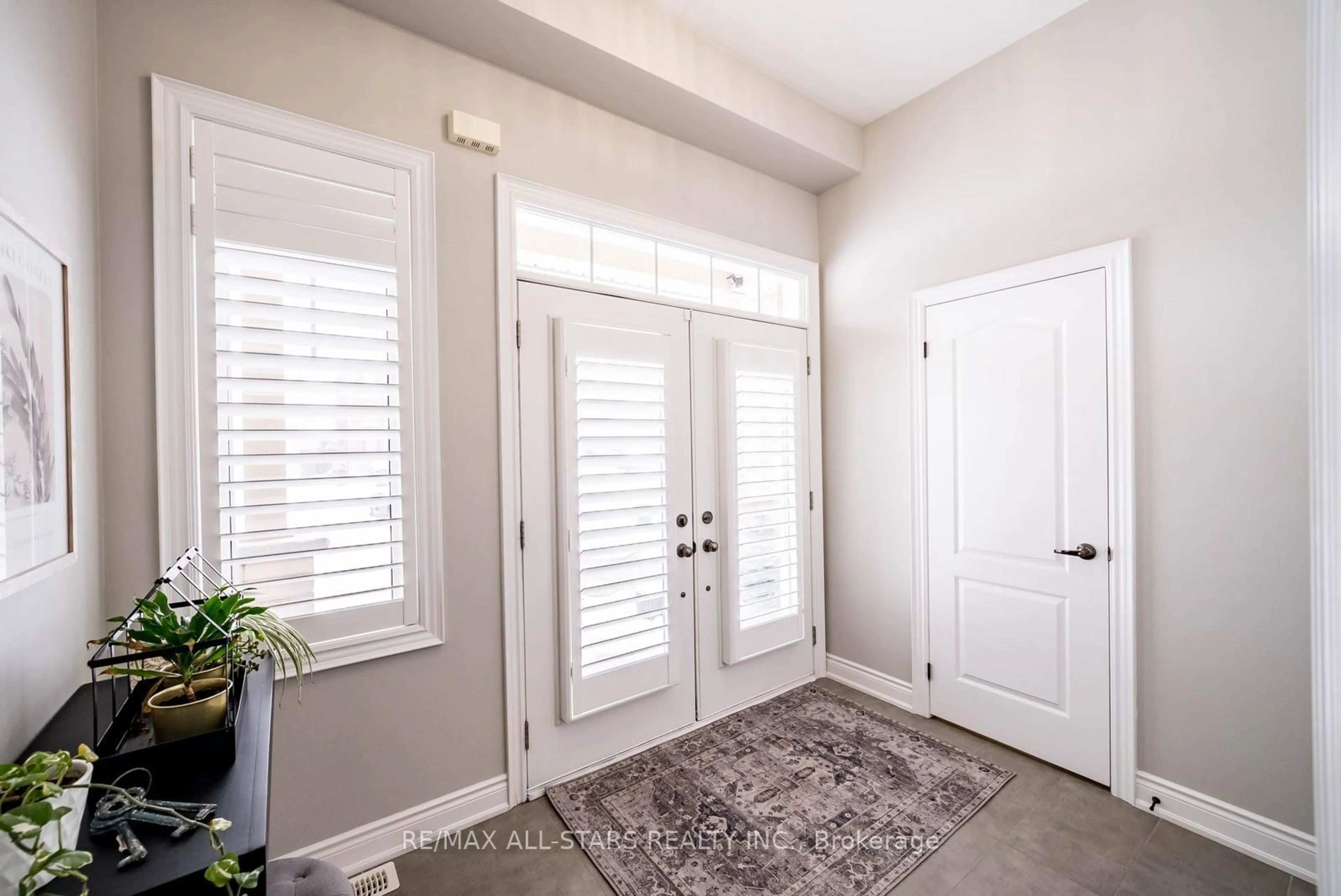Indoor entryway for 252 Glad Park Ave, Whitchurch-Stouffville Ontario L4A 1X1