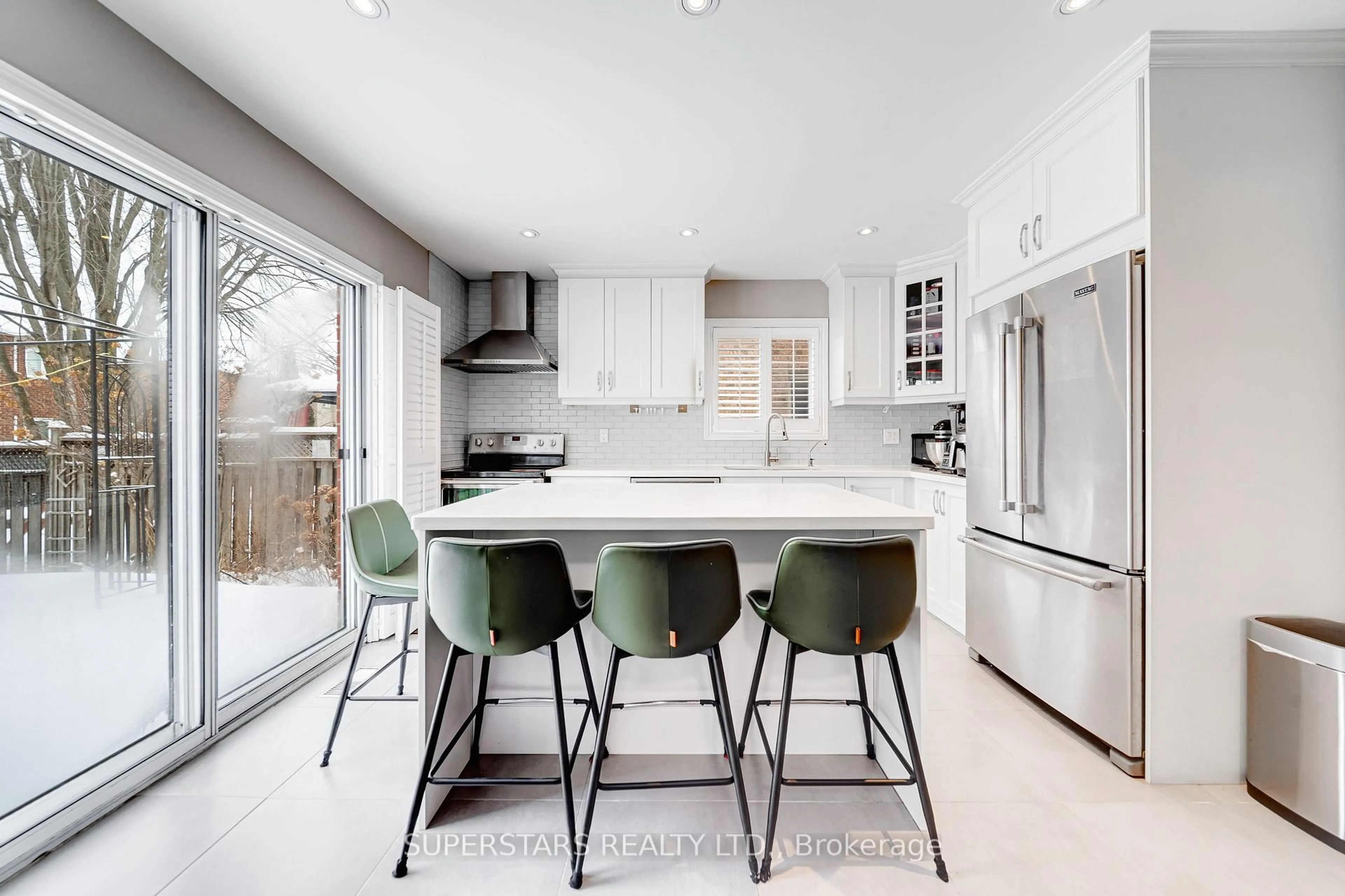 Contemporary kitchen, unknown for 363 Pickering Cres, Newmarket Ontario L3Y 8G7