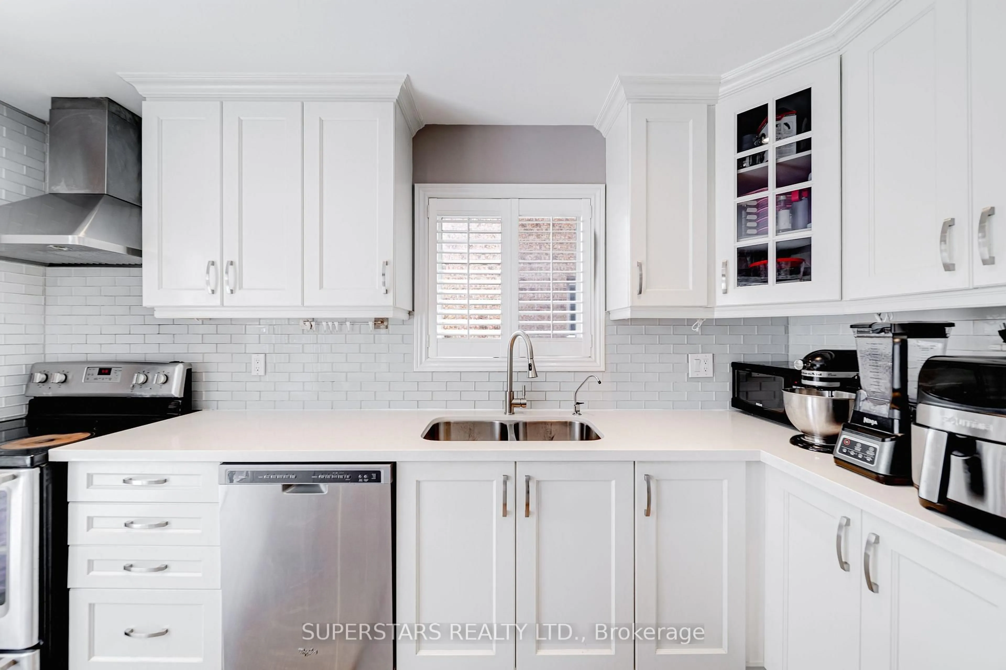 Contemporary kitchen, ceramic/tile floor for 363 Pickering Cres, Newmarket Ontario L3Y 8G7