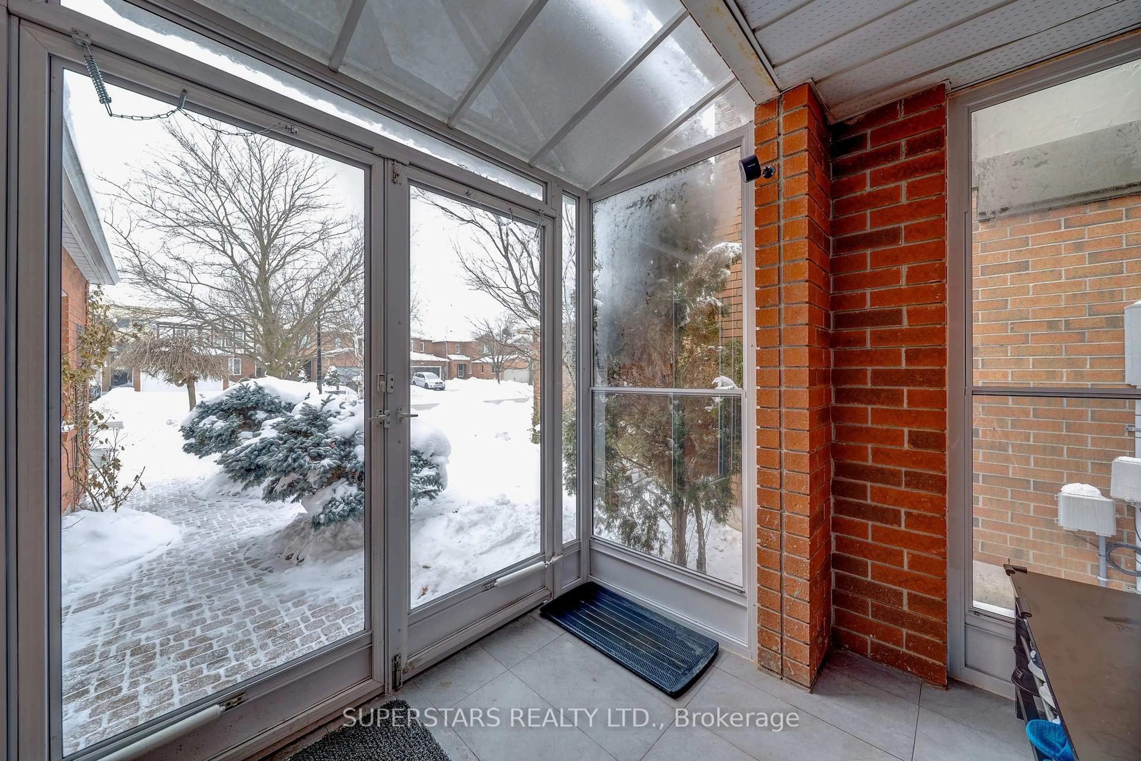 Indoor entryway for 363 Pickering Cres, Newmarket Ontario L3Y 8G7