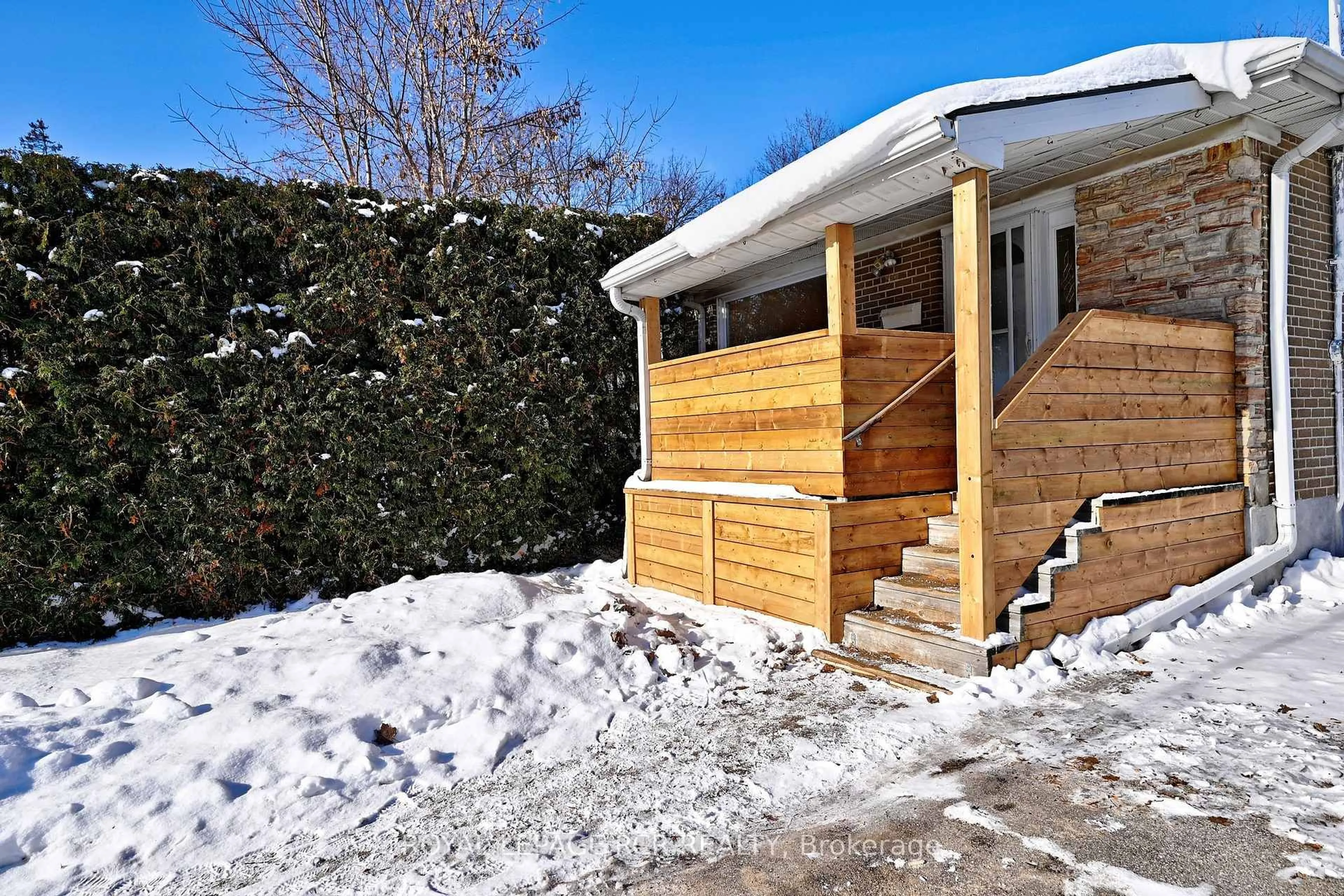 Unknown for 701 Sunnypoint Dr, Newmarket Ontario L3Y 2Z7