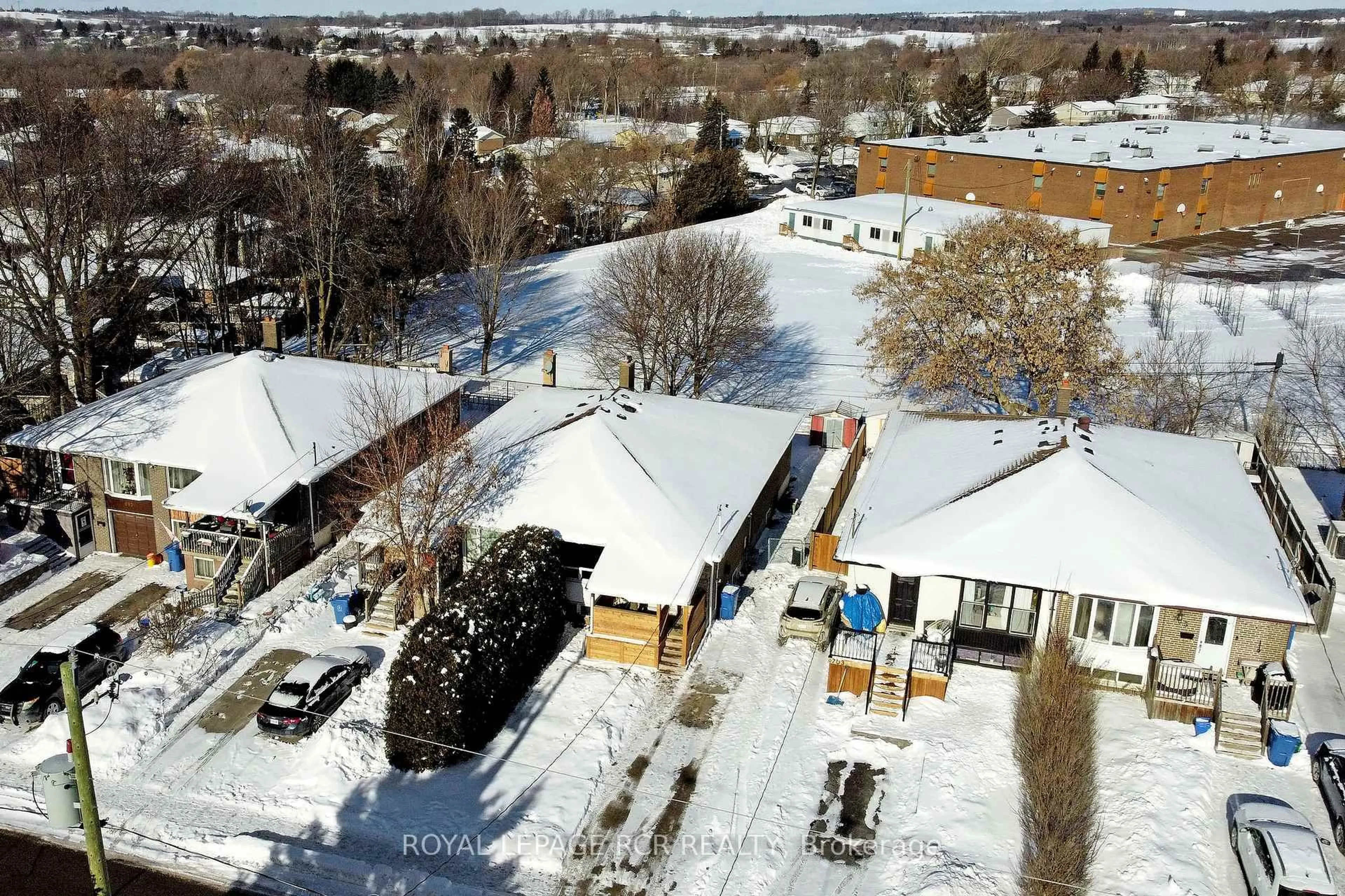 A pic from outside/outdoor area/front of a property/back of a property/a pic from drone, unknown for 701 Sunnypoint Dr, Newmarket Ontario L3Y 2Z7