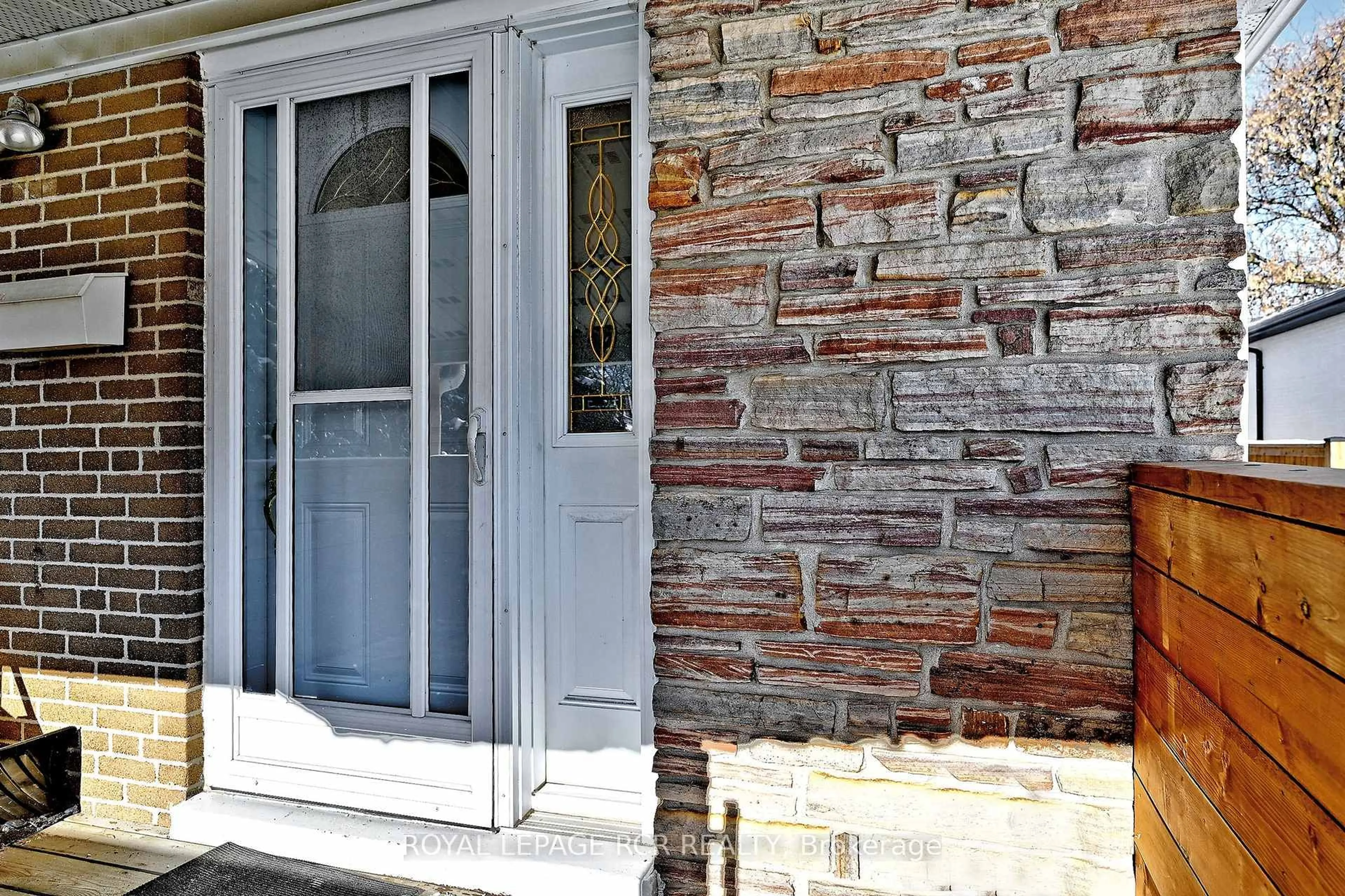 Indoor entryway for 701 Sunnypoint Dr, Newmarket Ontario L3Y 2Z7