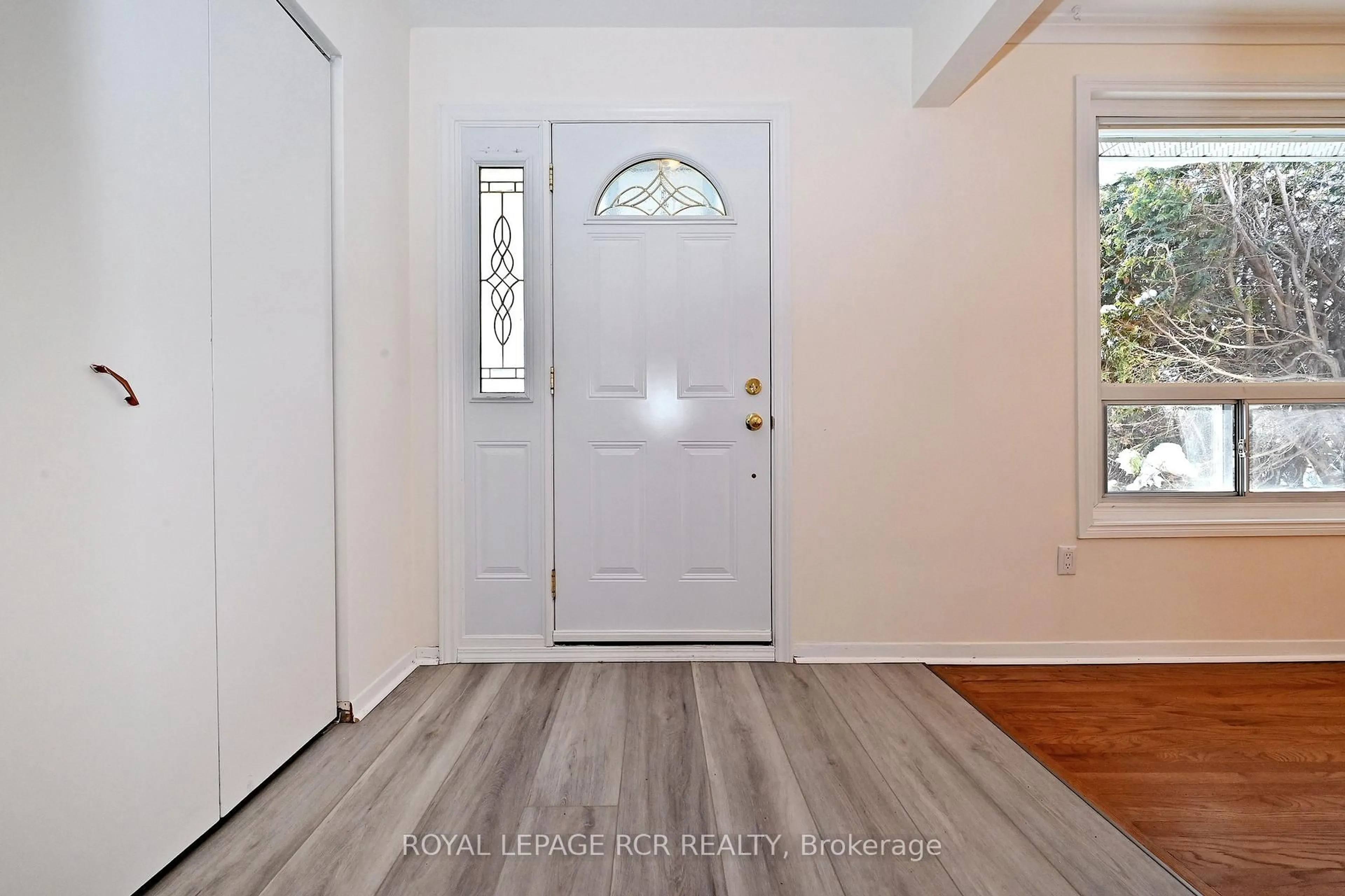 Indoor entryway for 701 Sunnypoint Dr, Newmarket Ontario L3Y 2Z7