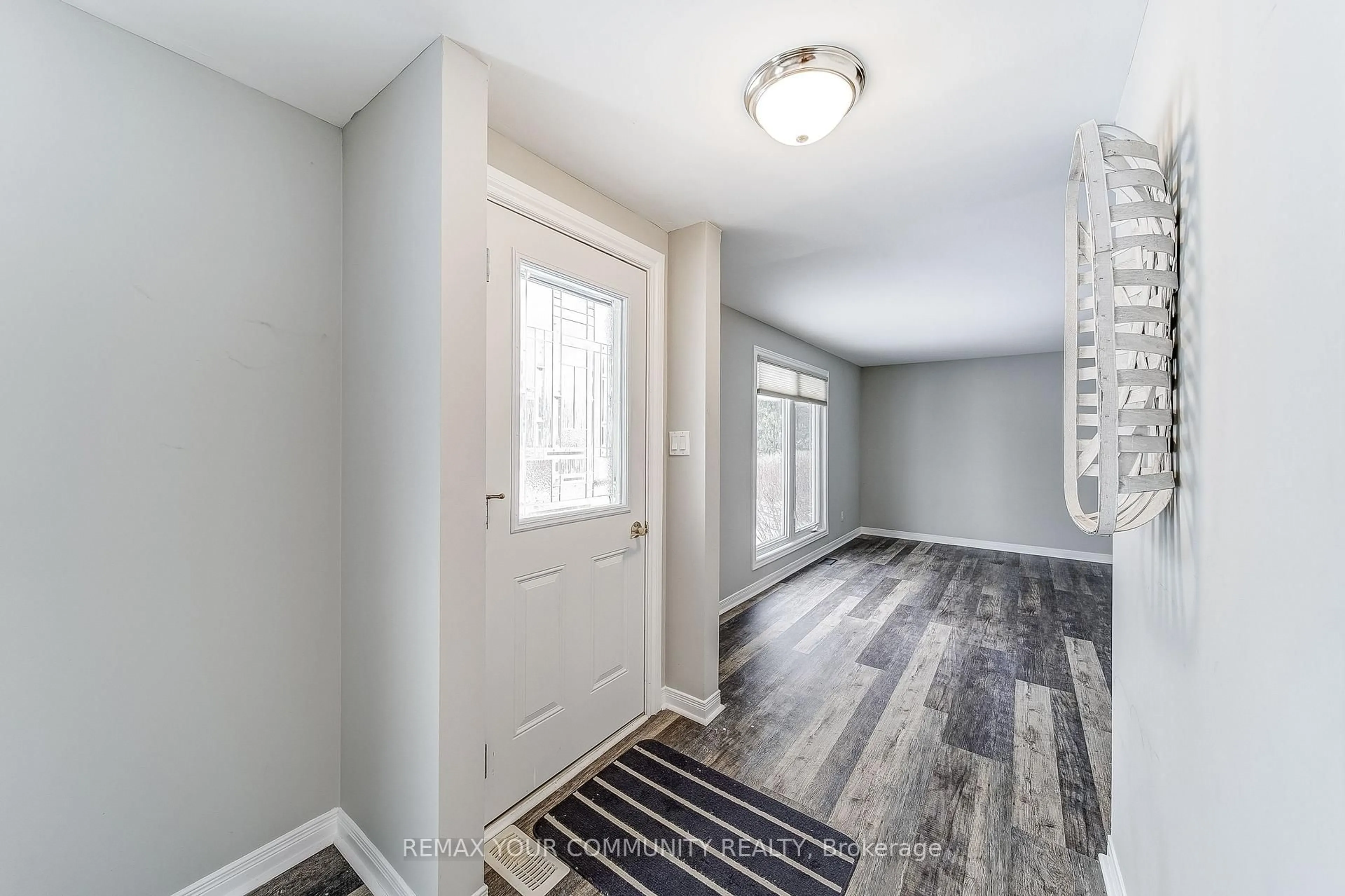 Indoor entryway for 20 Geneva Crt, Georgina Ontario L0E 1R0