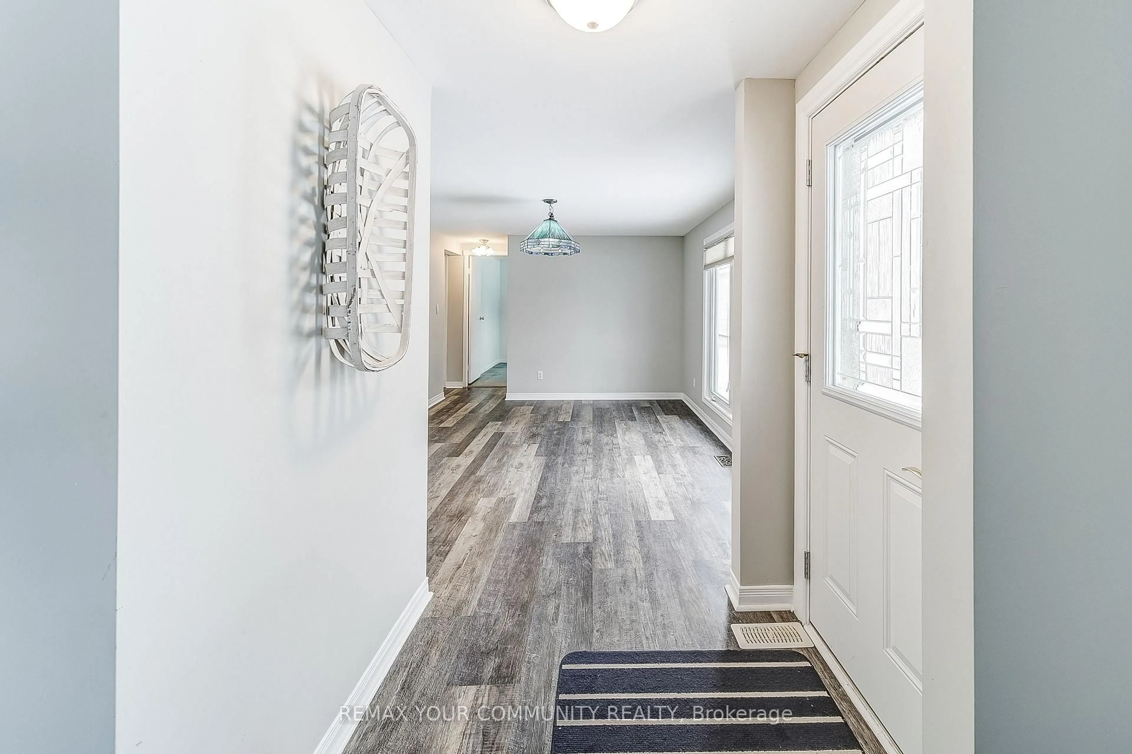 Indoor entryway for 20 Geneva Crt, Georgina Ontario L0E 1R0