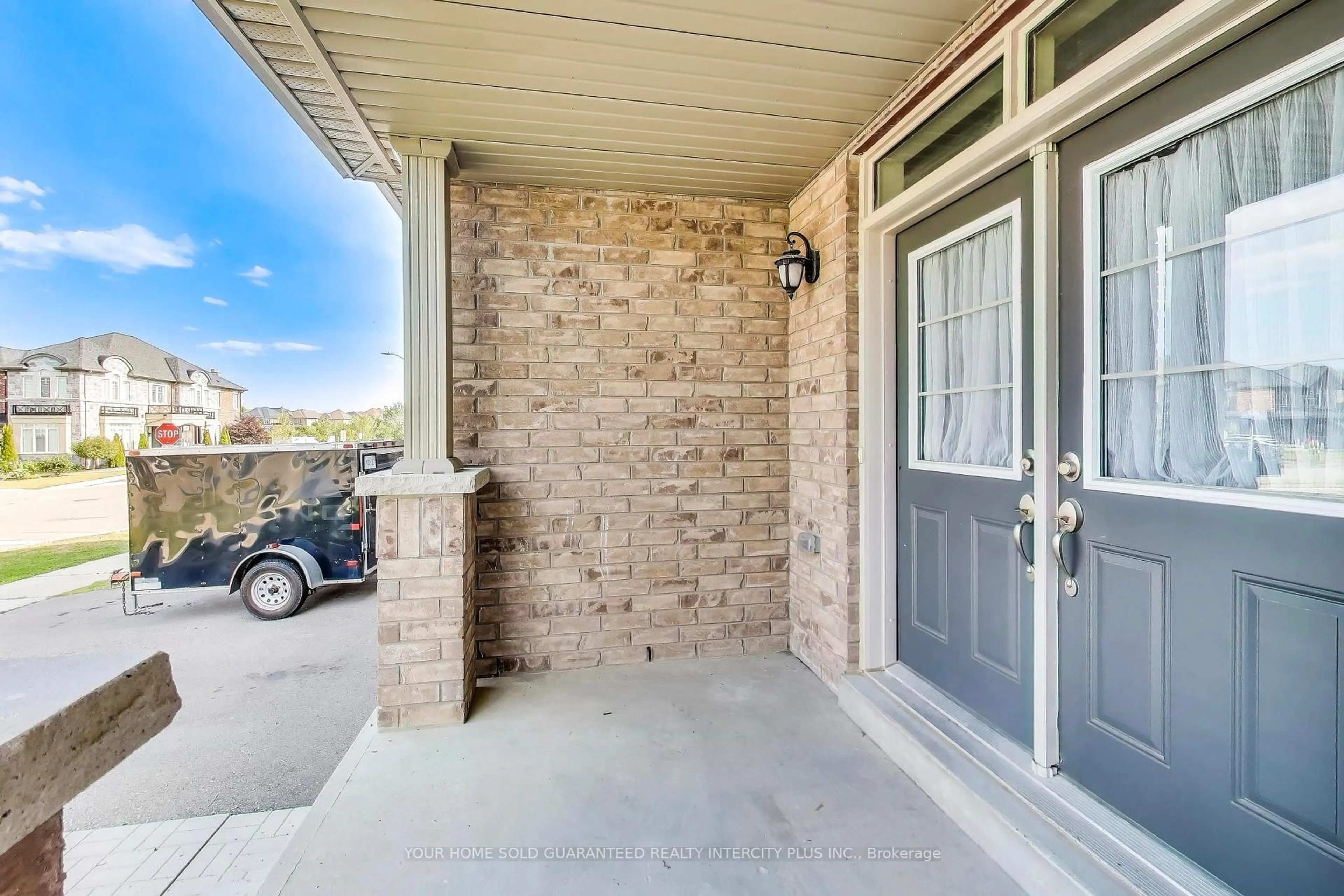 Indoor entryway for 64 Barrow Ave, Bradford West Gwillimbury Ontario L3Z 0W1