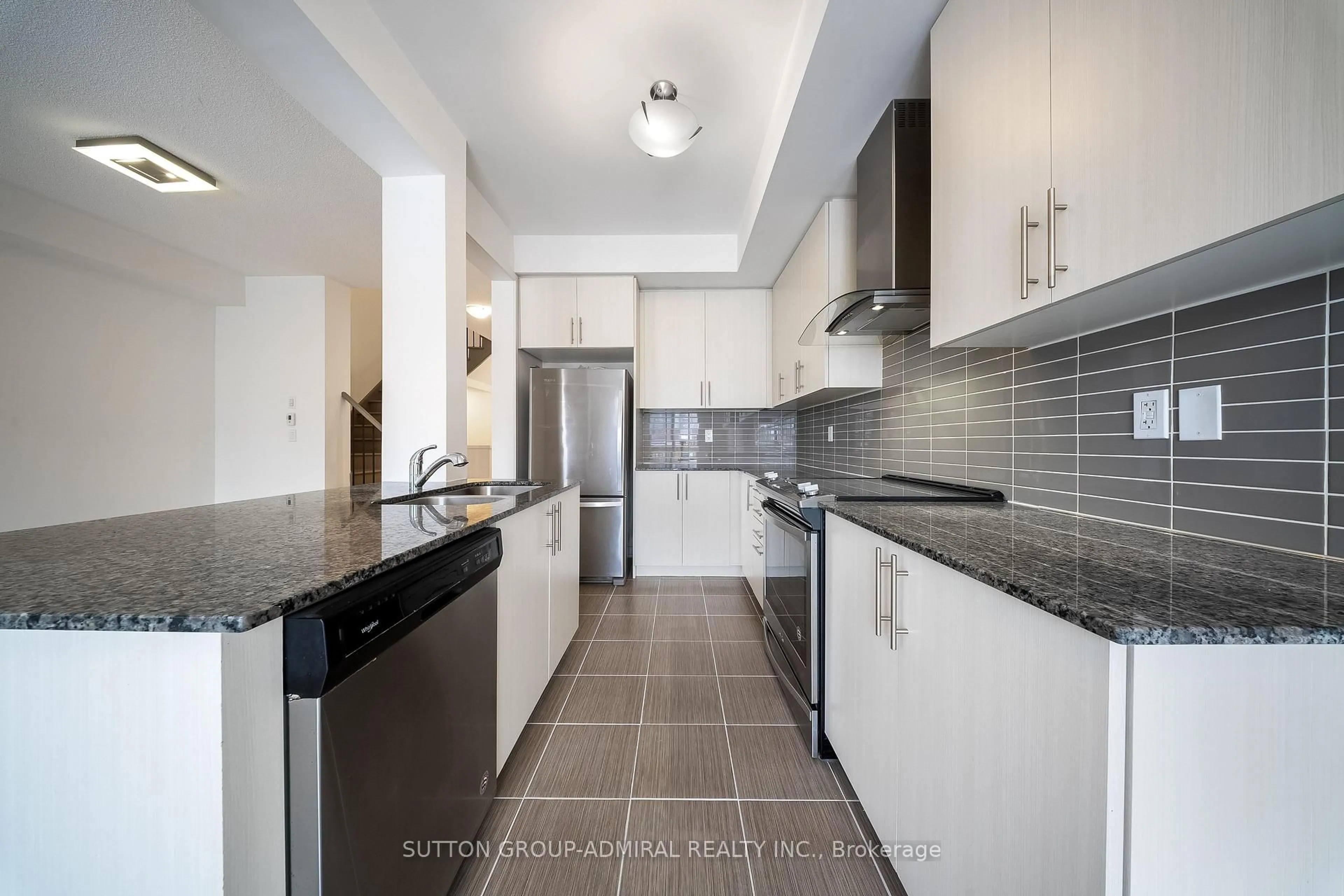 Standard kitchen, ceramic/tile floor for 217 Bennett St, Newmarket Ontario L3X 0M1