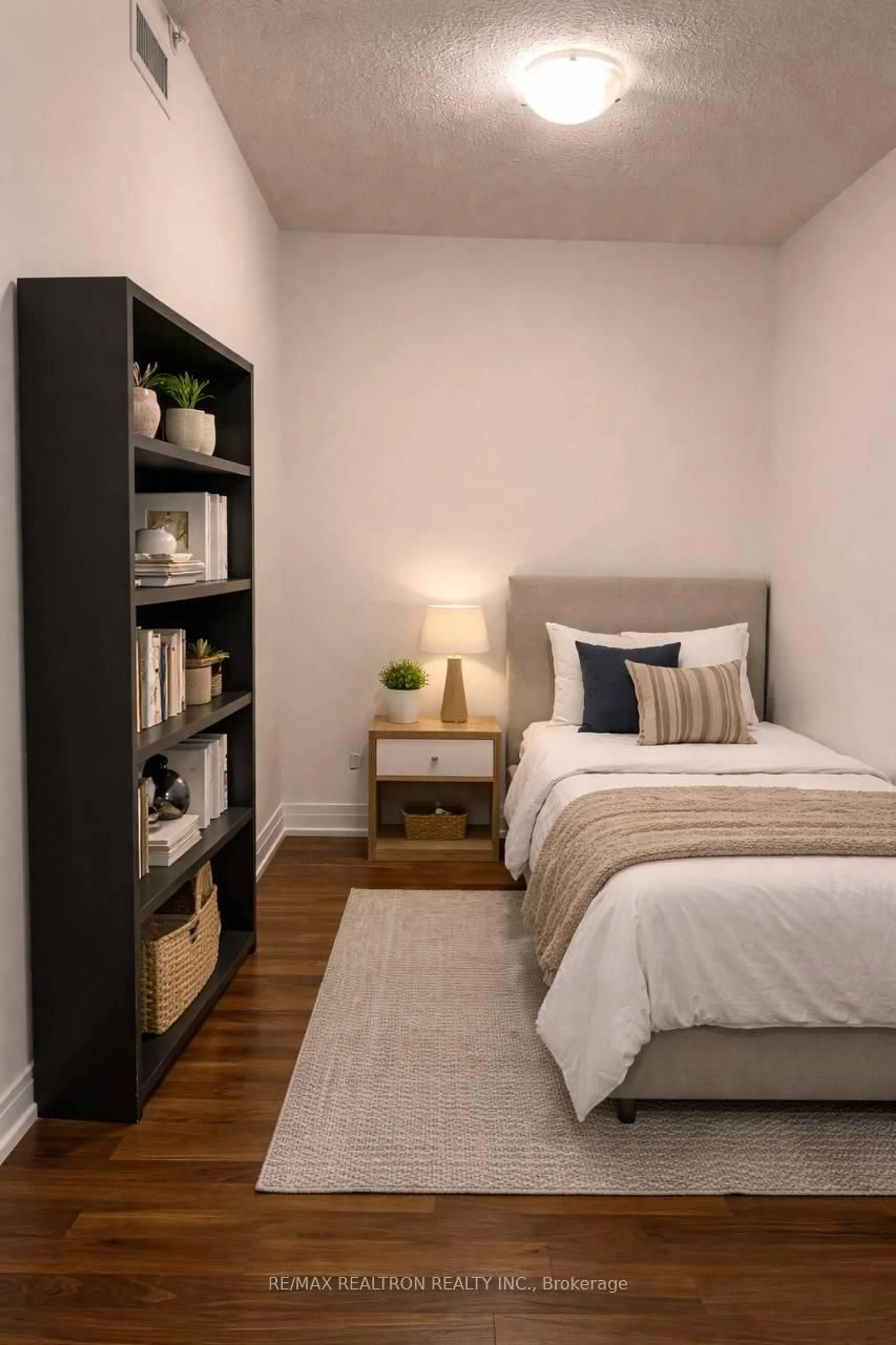 Bedroom with bed, unknown for 7165 Yonge St #1515, Markham Ontario L3T 0C9