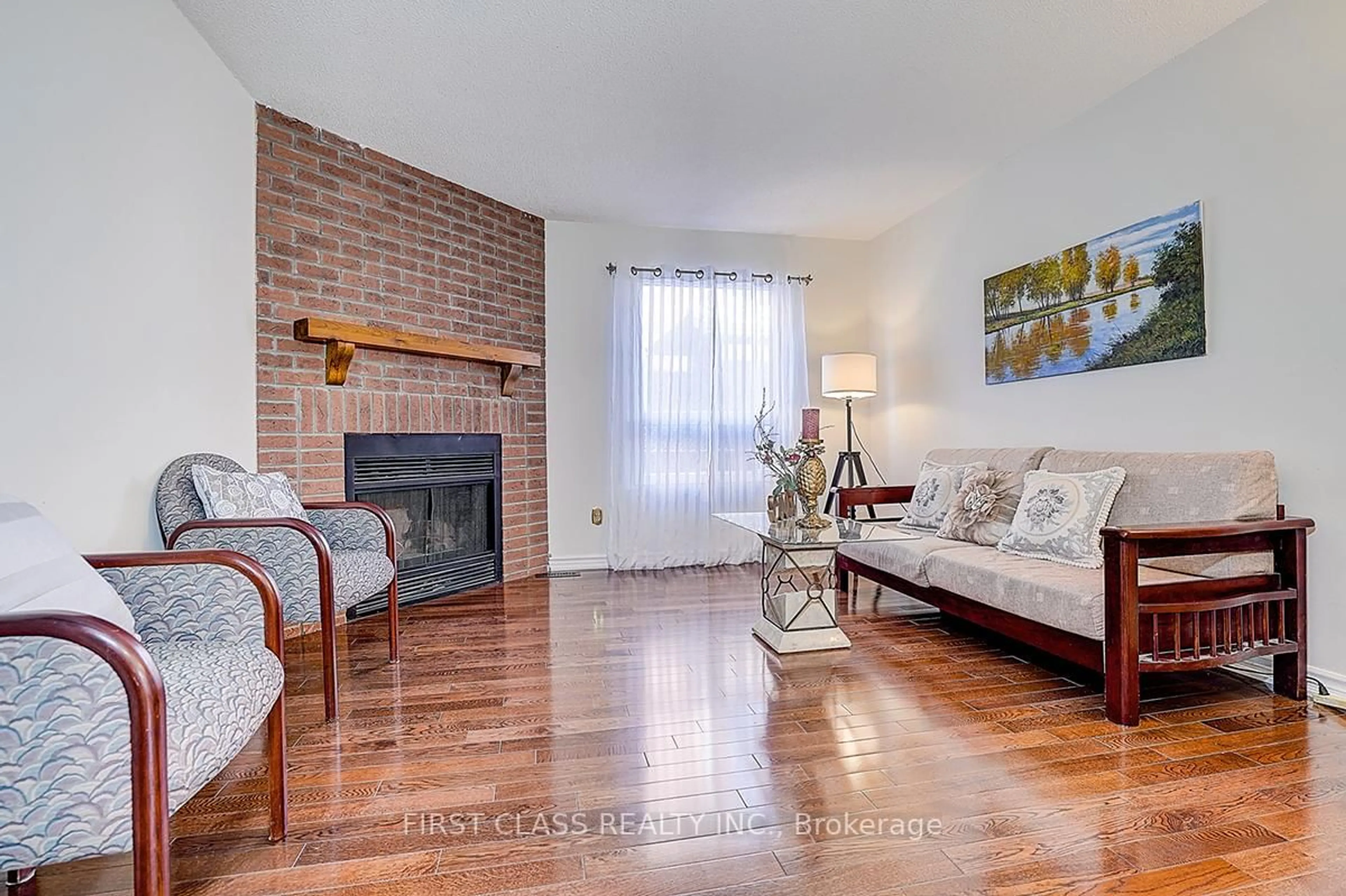 Living room with furniture, wood/laminate floor for 20 Lorraine St, Richmond Hill Ontario L4C 0A1