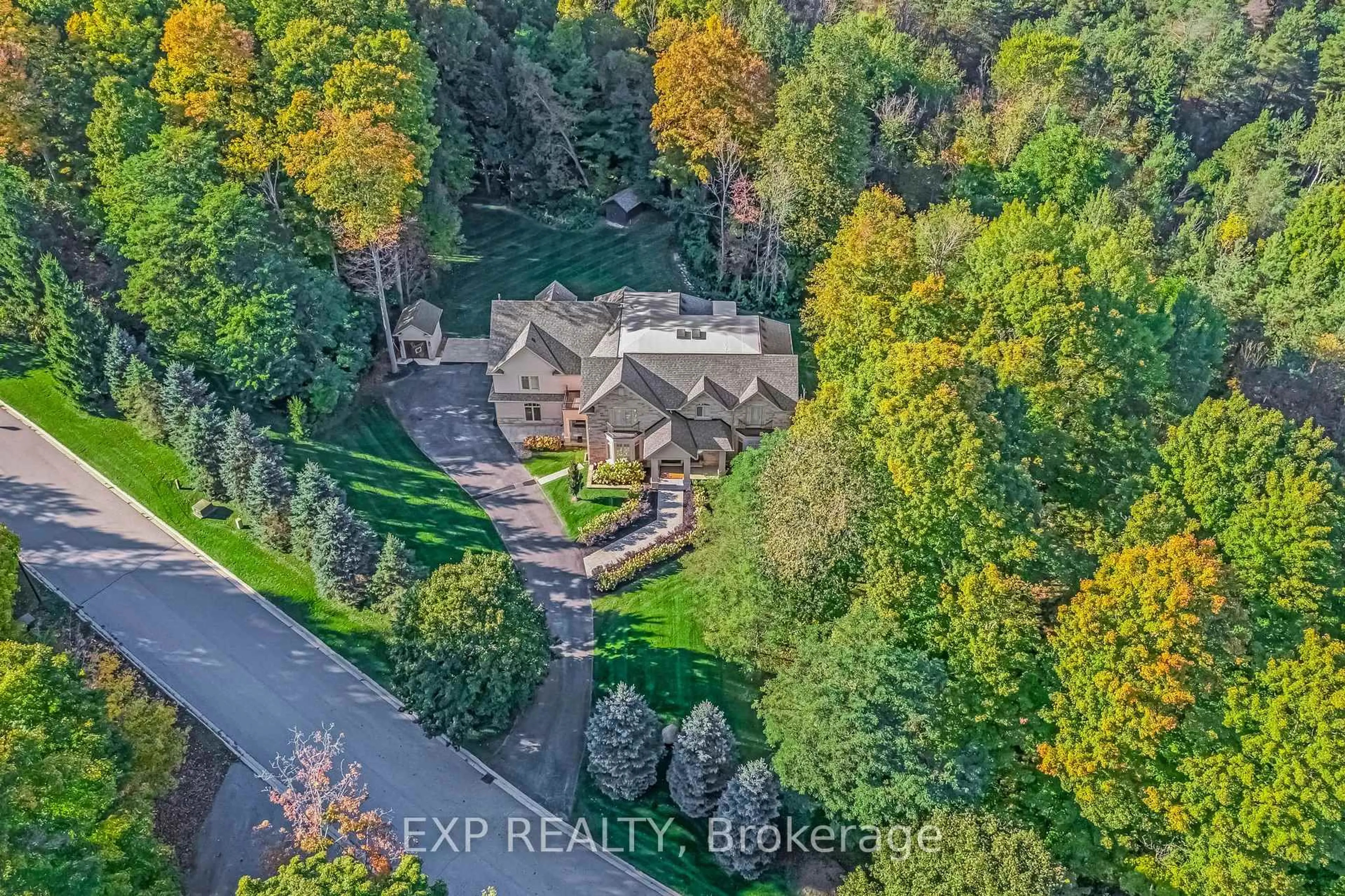 A pic from outside/outdoor area/front of a property/back of a property/a pic from drone, unknown for 19 Glenhill Tr, Whitchurch-Stouffville Ontario L4A 1L9