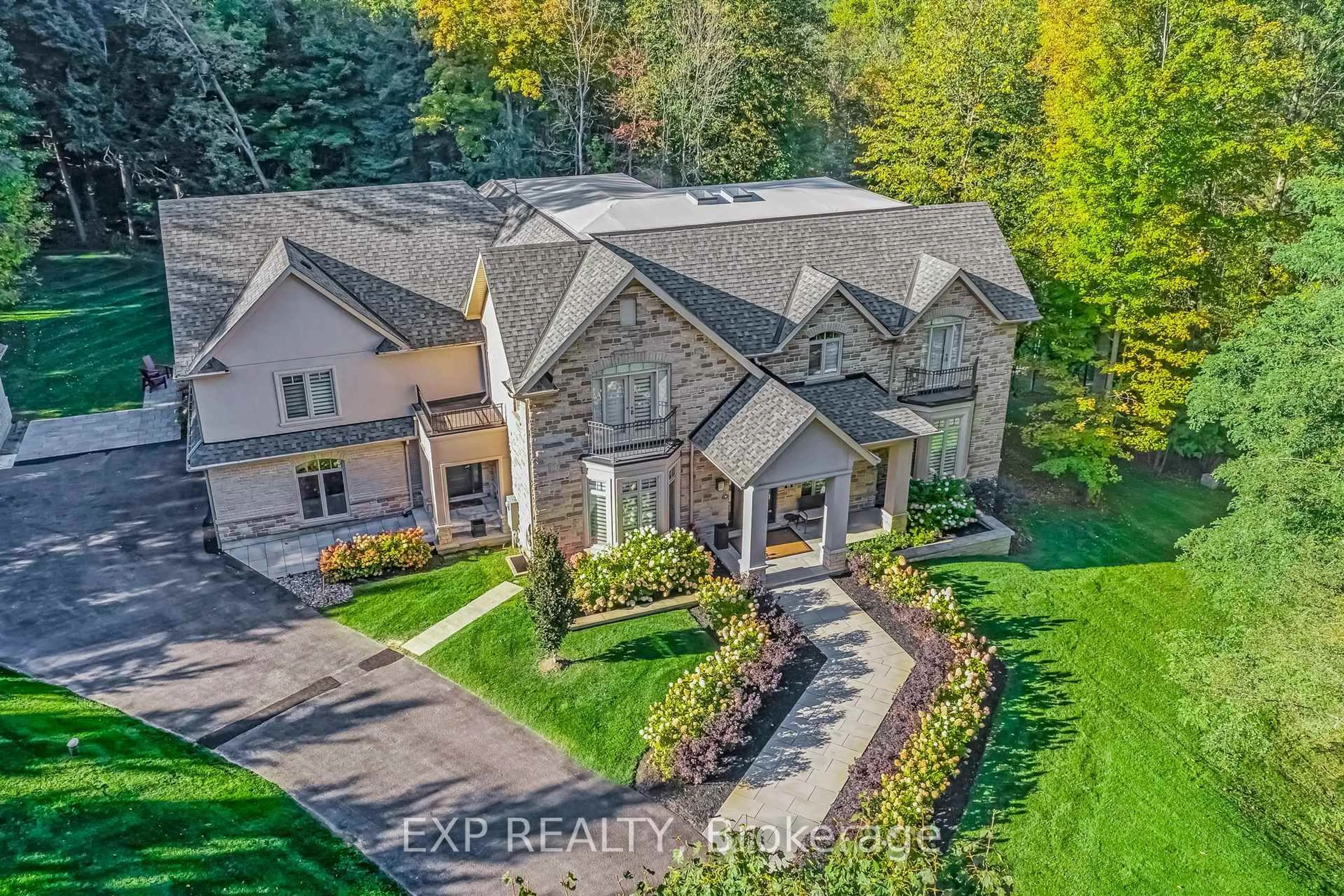A pic from outside/outdoor area/front of a property/back of a property/a pic from drone, unknown for 19 Glenhill Tr, Whitchurch-Stouffville Ontario L4A 1L9