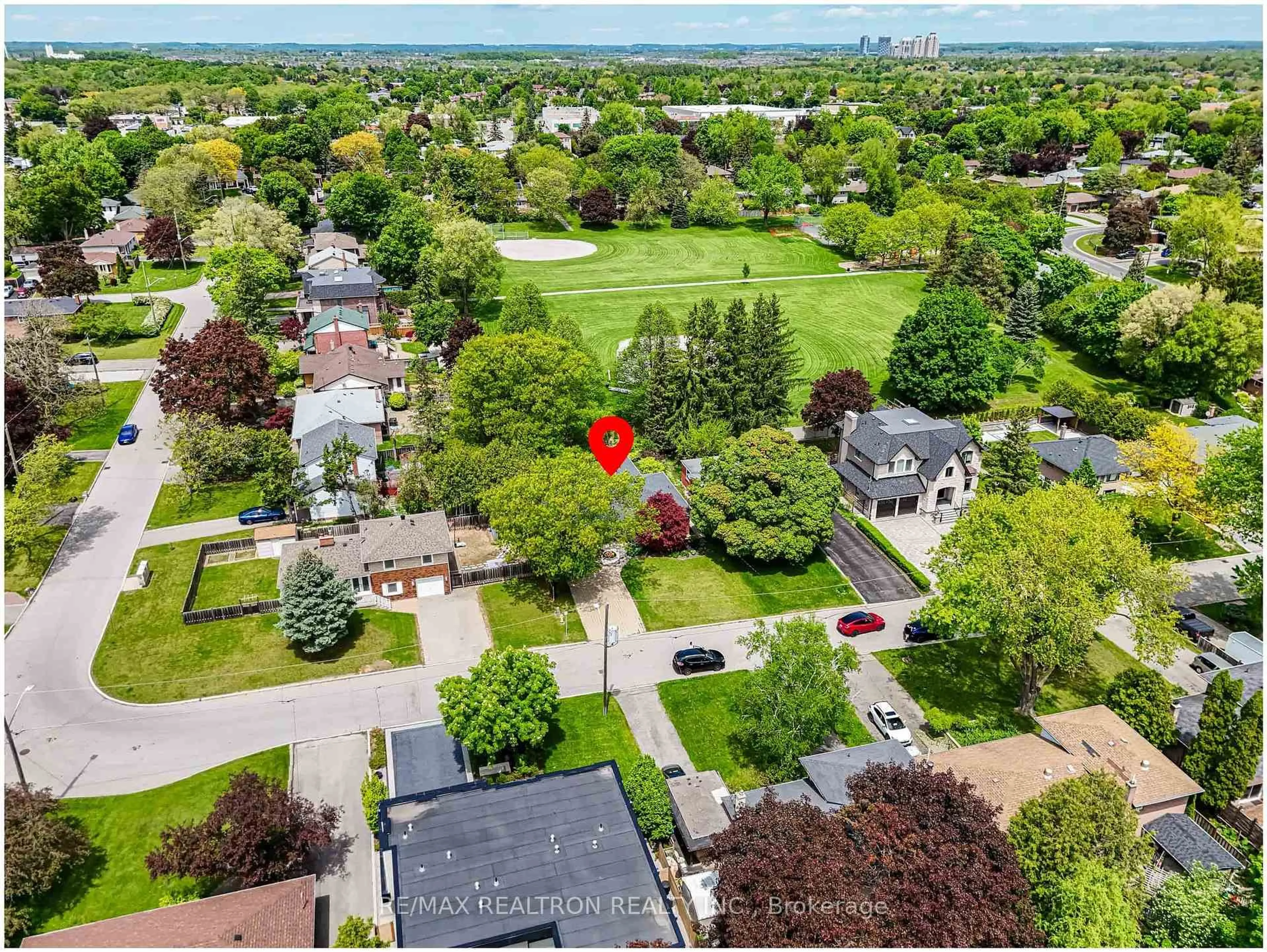 A pic from outside/outdoor area/front of a property/back of a property/a pic from drone, street for 15 Lincoln Green Dr, Markham Ontario L3P 1R6