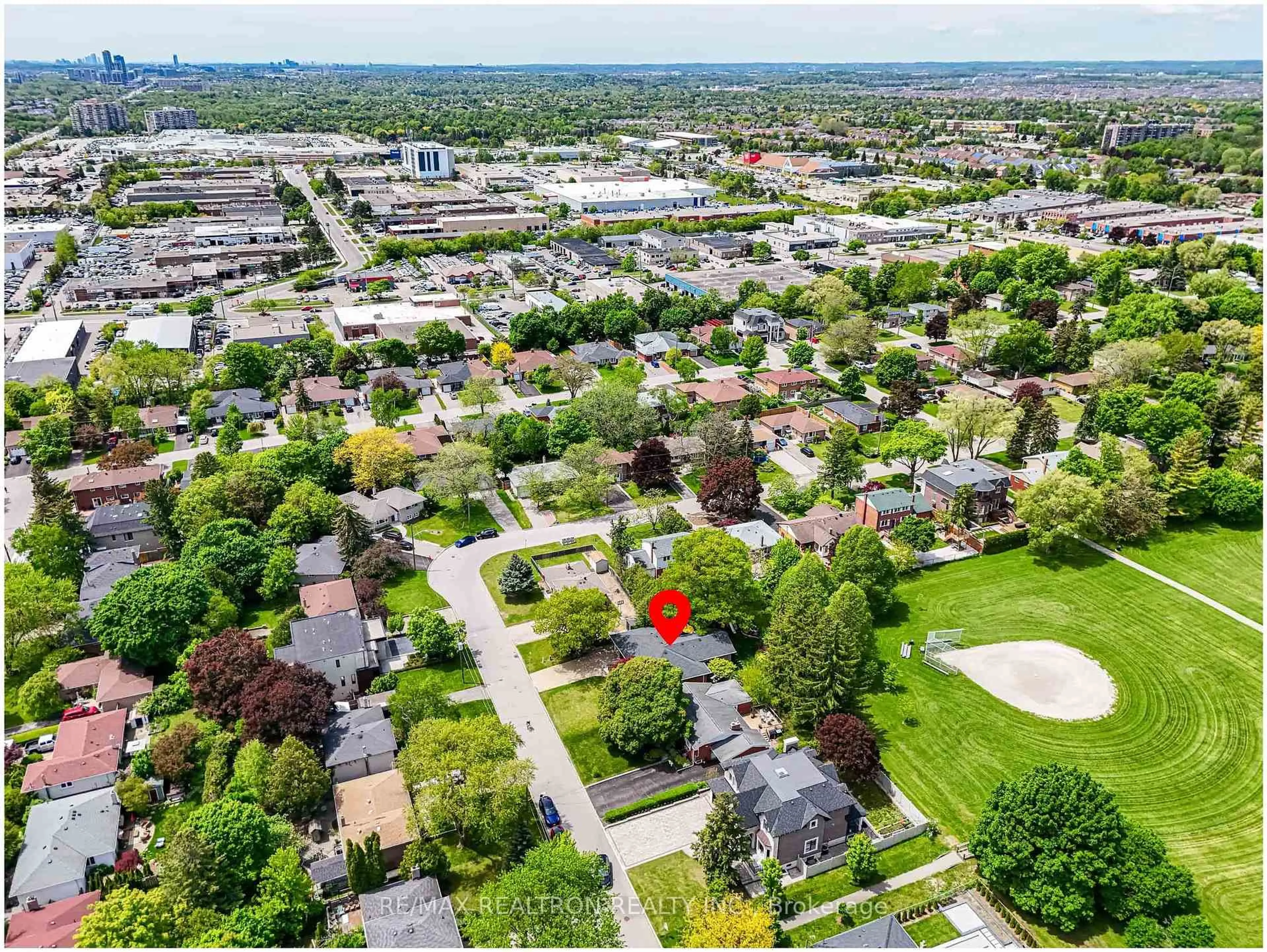 A pic from outside/outdoor area/front of a property/back of a property/a pic from drone, street for 15 Lincoln Green Dr, Markham Ontario L3P 1R6