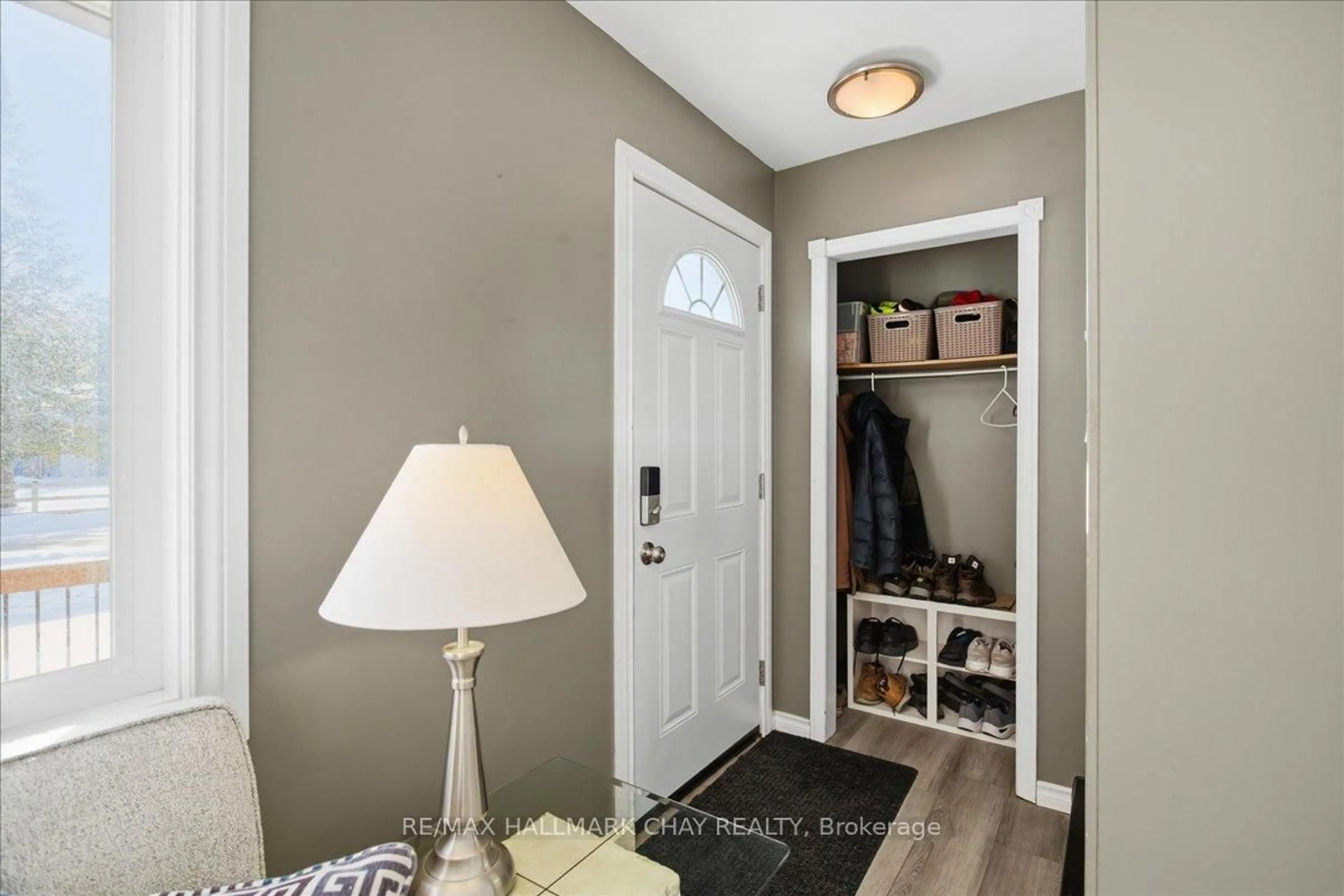 Indoor entryway for 734 Roberts Rd, Innisfil Ontario L9S 2E4