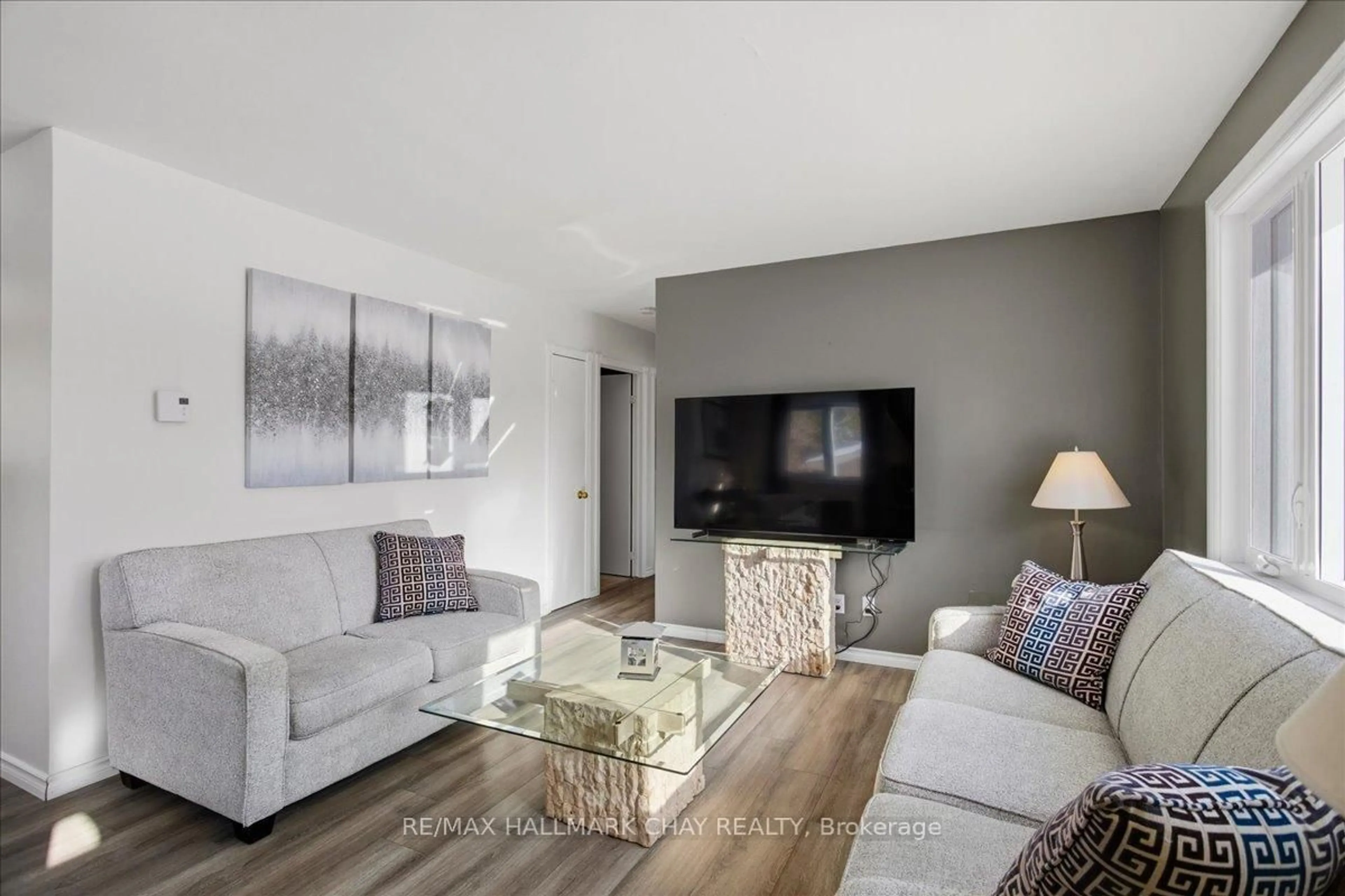 Living room with furniture, unknown for 734 Roberts Rd, Innisfil Ontario L9S 2E4