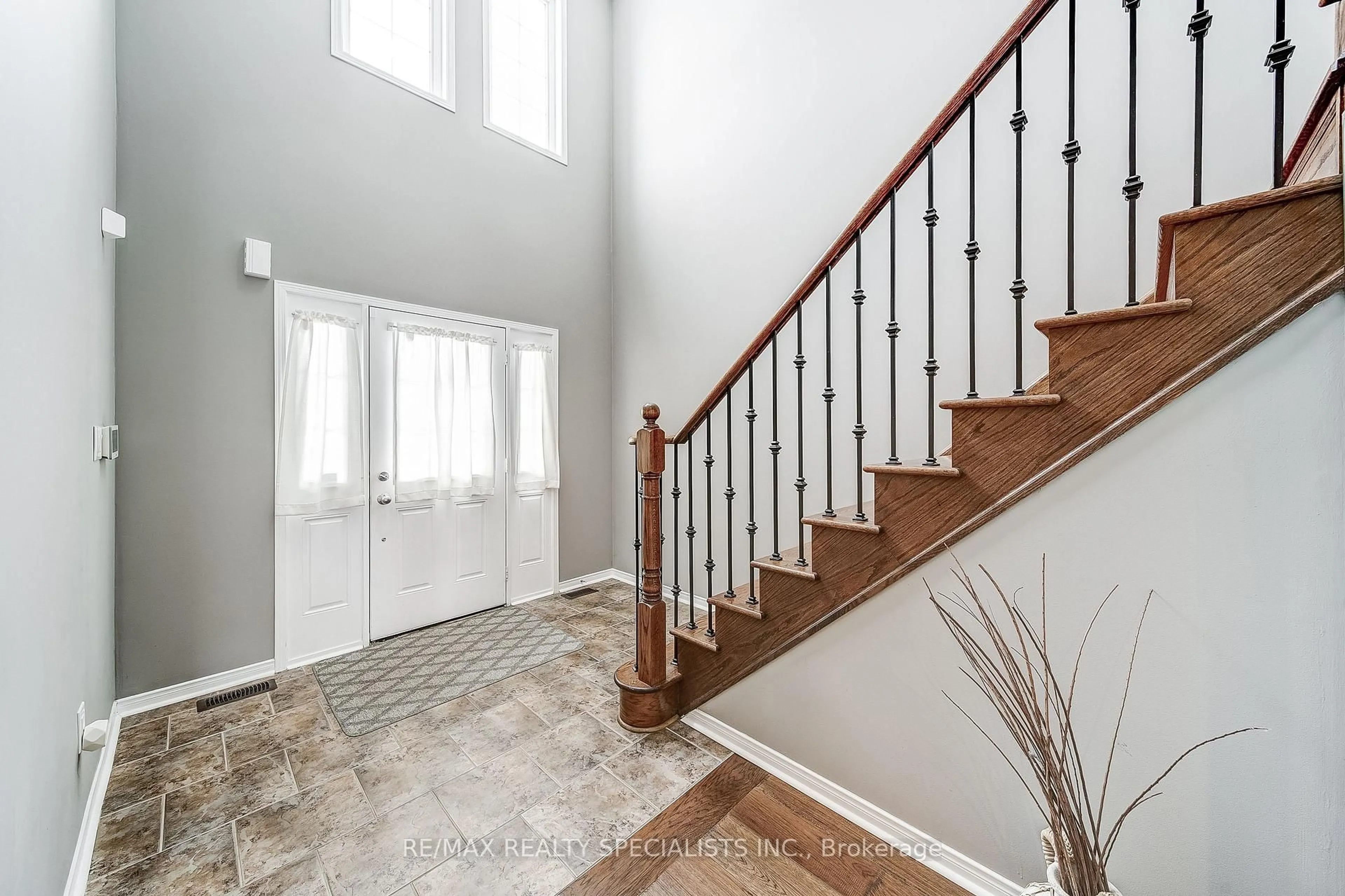 Indoor entryway for 23 Mooney St, Bradford West Gwillimbury Ontario L3Z 0K7