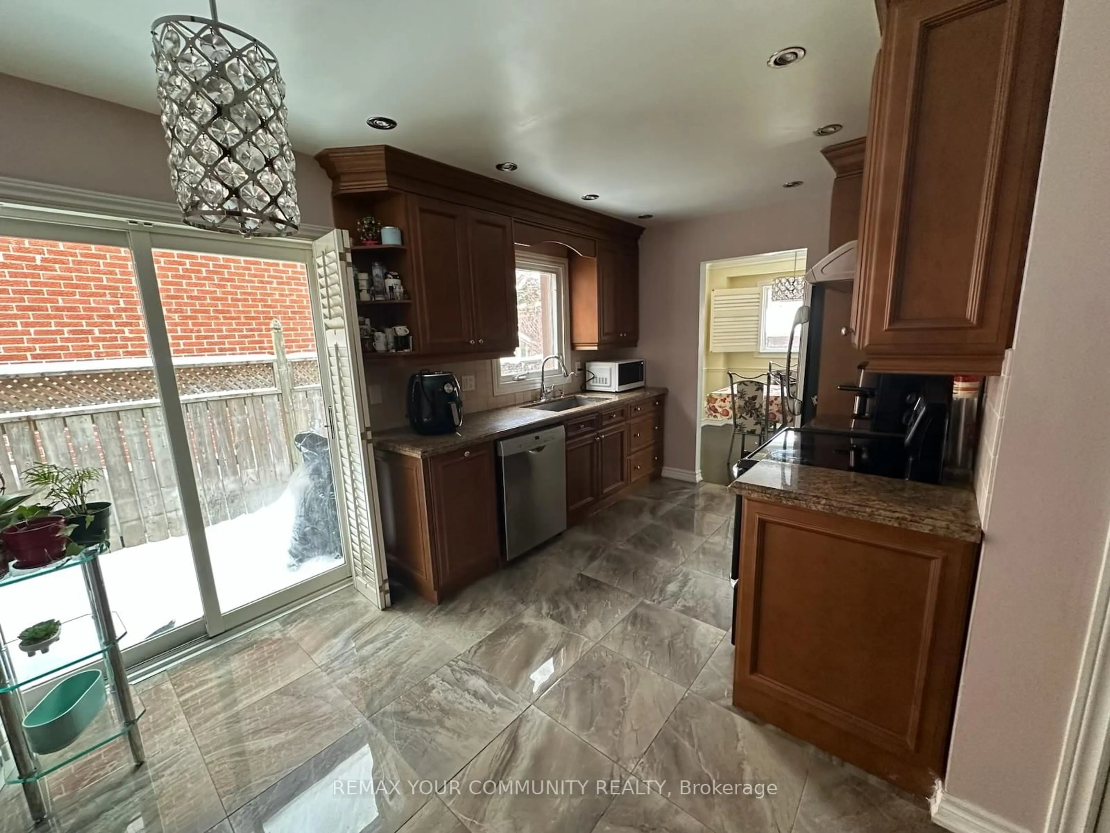 Open concept kitchen, ceramic/tile floor for 27 Pugsley Ave, Richmond Hill Ontario L4C 8V2