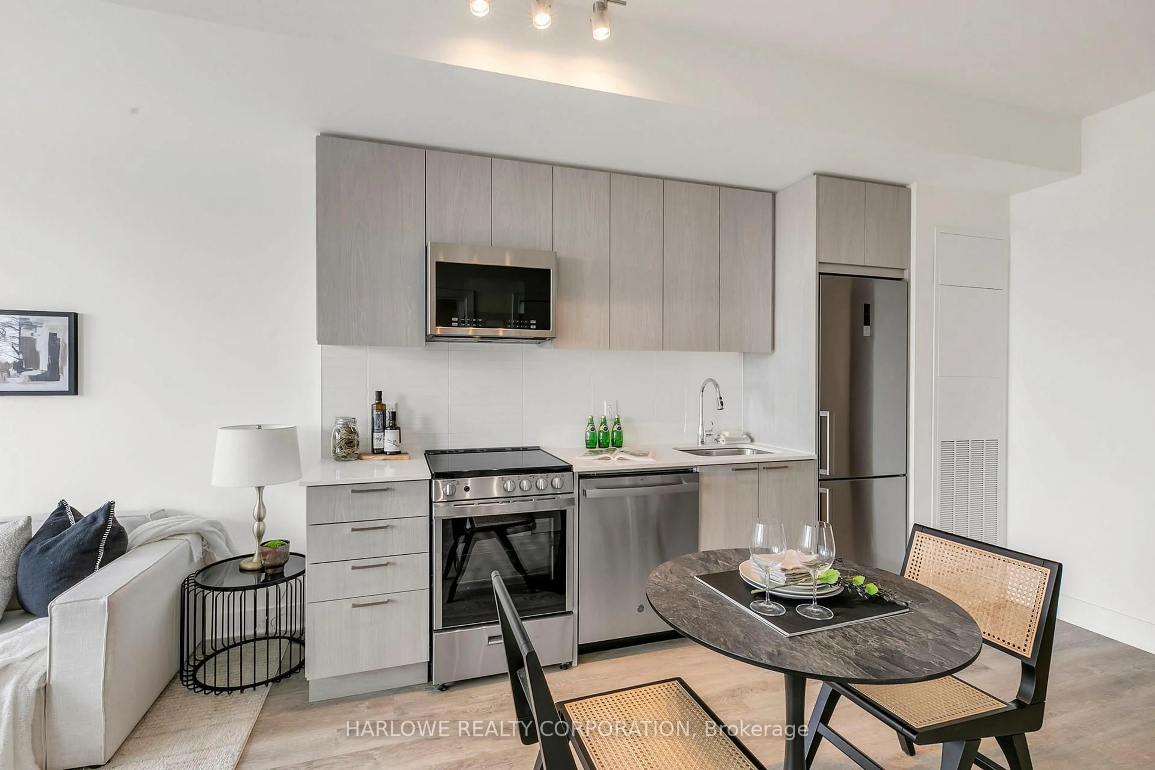 Open concept kitchen, unknown for 185 Deerfield Rd #308, Newmarket Ontario L3Y 0G7