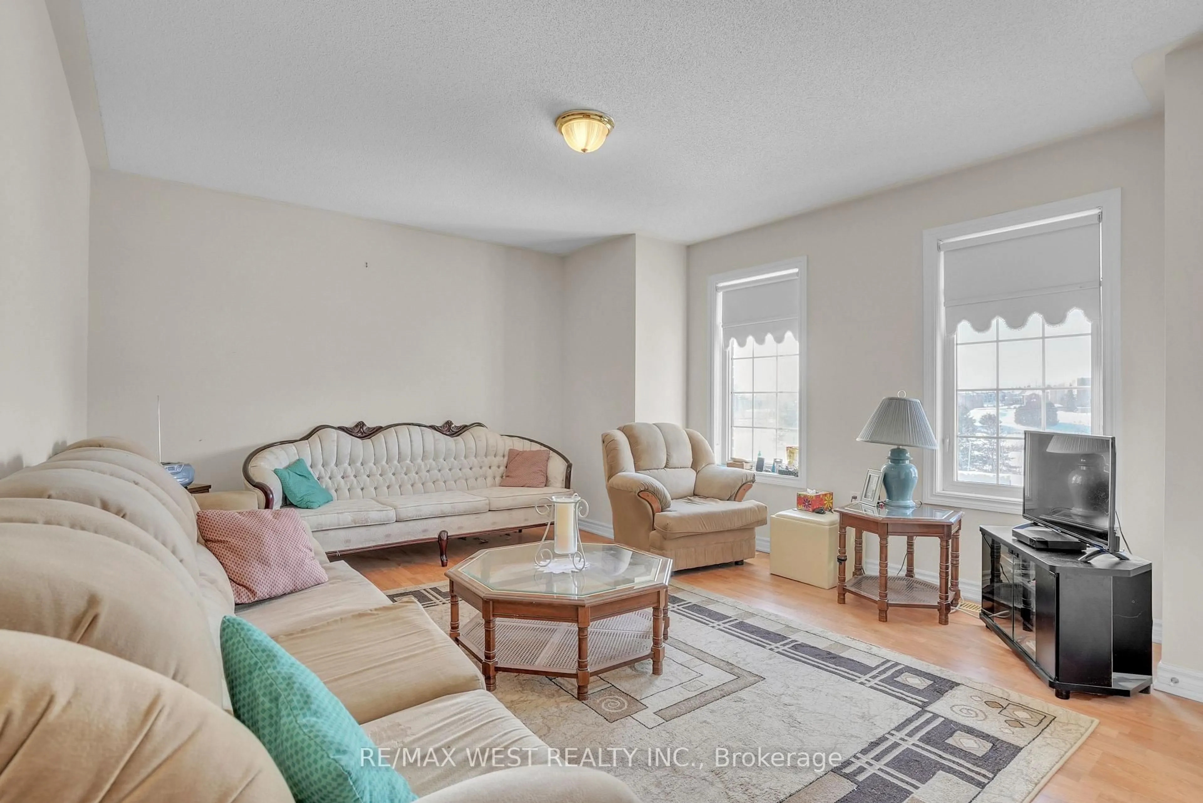 Living room with furniture, unknown for 503 Simcoe Rd, Bradford West Gwillimbury Ontario L3Z 3C4