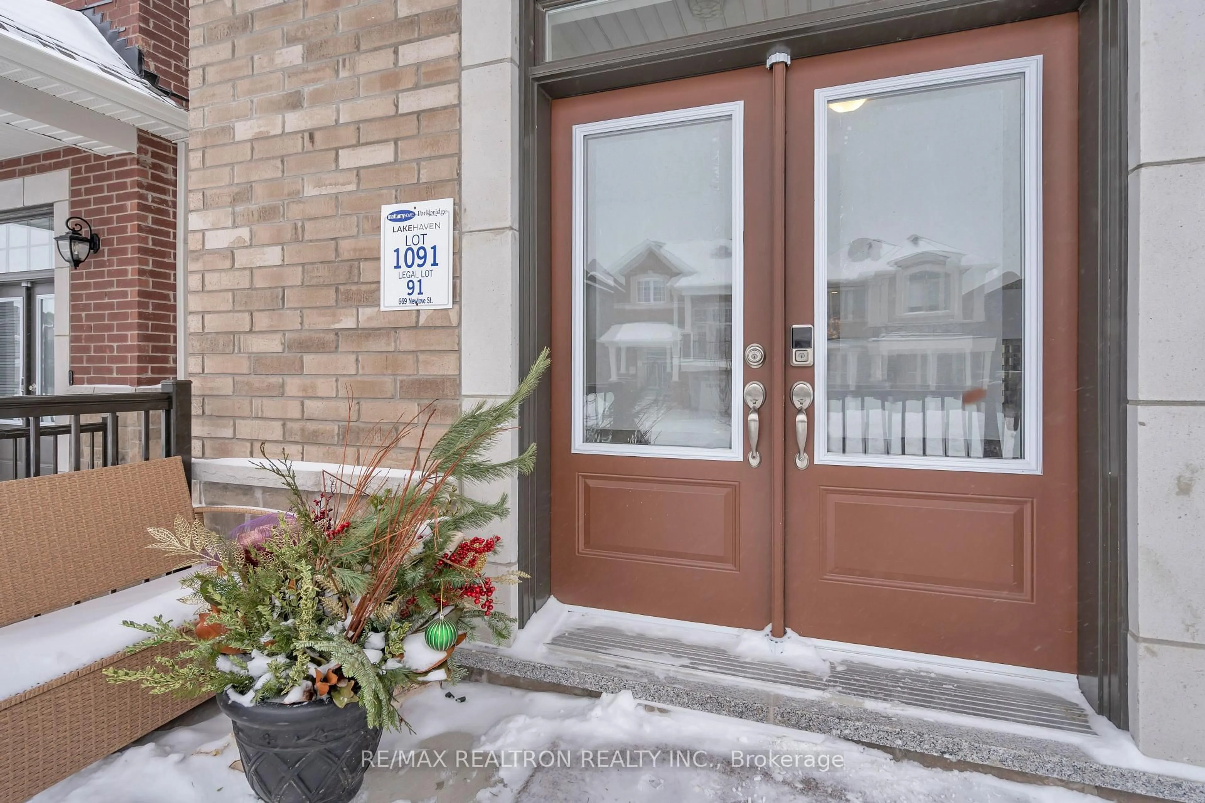 Indoor entryway for 669 Newlove St, Innisfil Ontario L9S 0R9