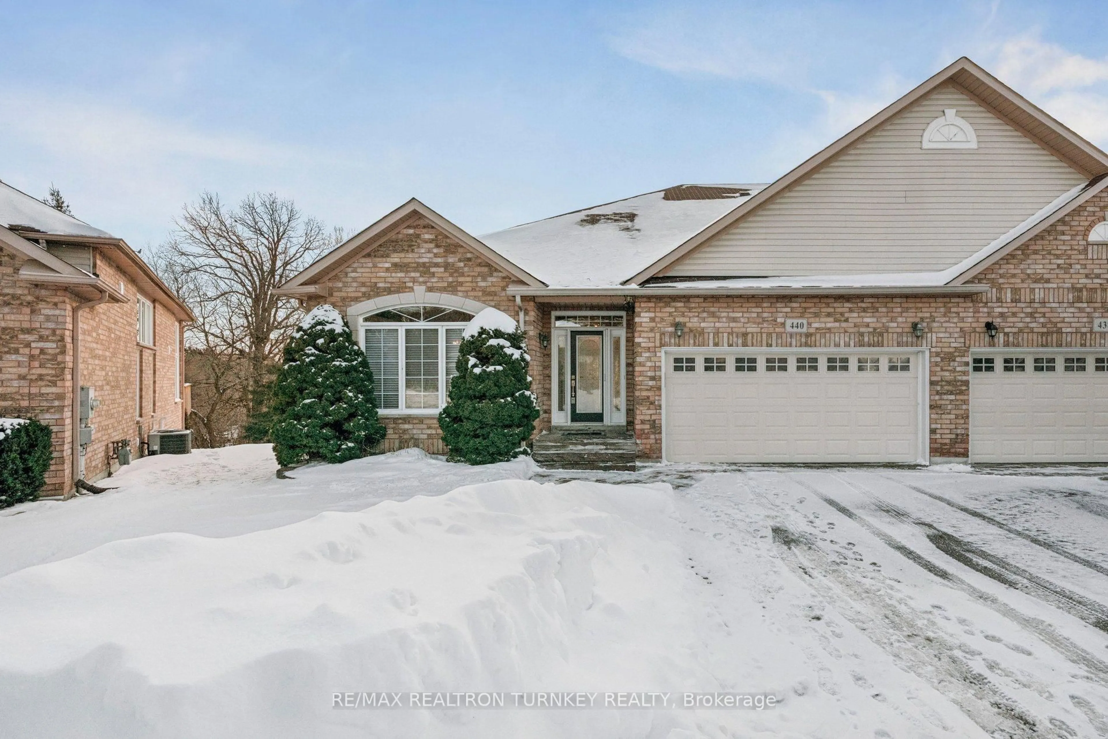 A pic from outside/outdoor area/front of a property/back of a property/a pic from drone, street for 440 Morley Cook Cres, Newmarket Ontario L3X 2M3
