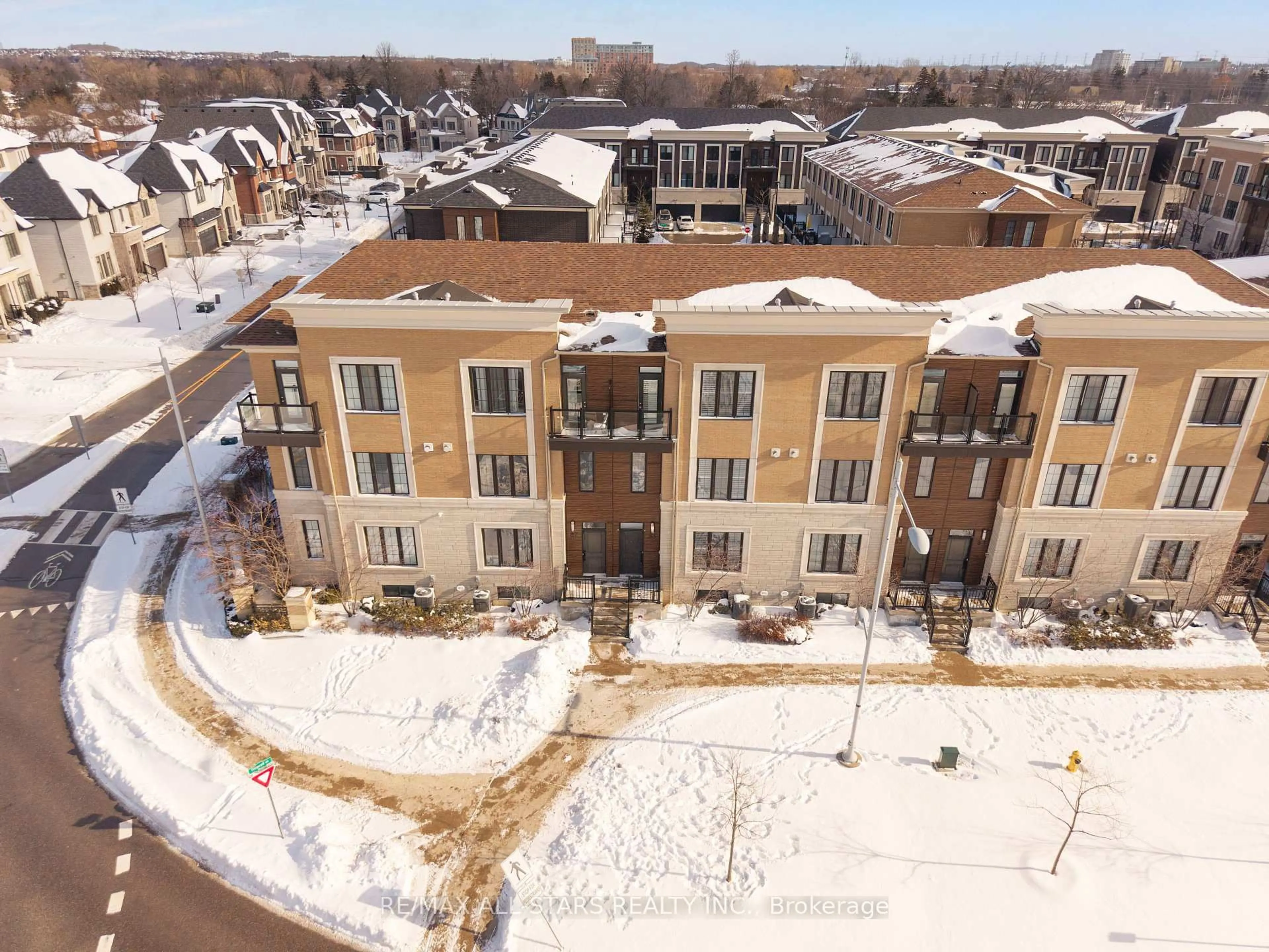 A pic from outside/outdoor area/front of a property/back of a property/a pic from drone, city buildings view from balcony for 85 Village Pkwy #24, Markham Ontario L3R 4Z7