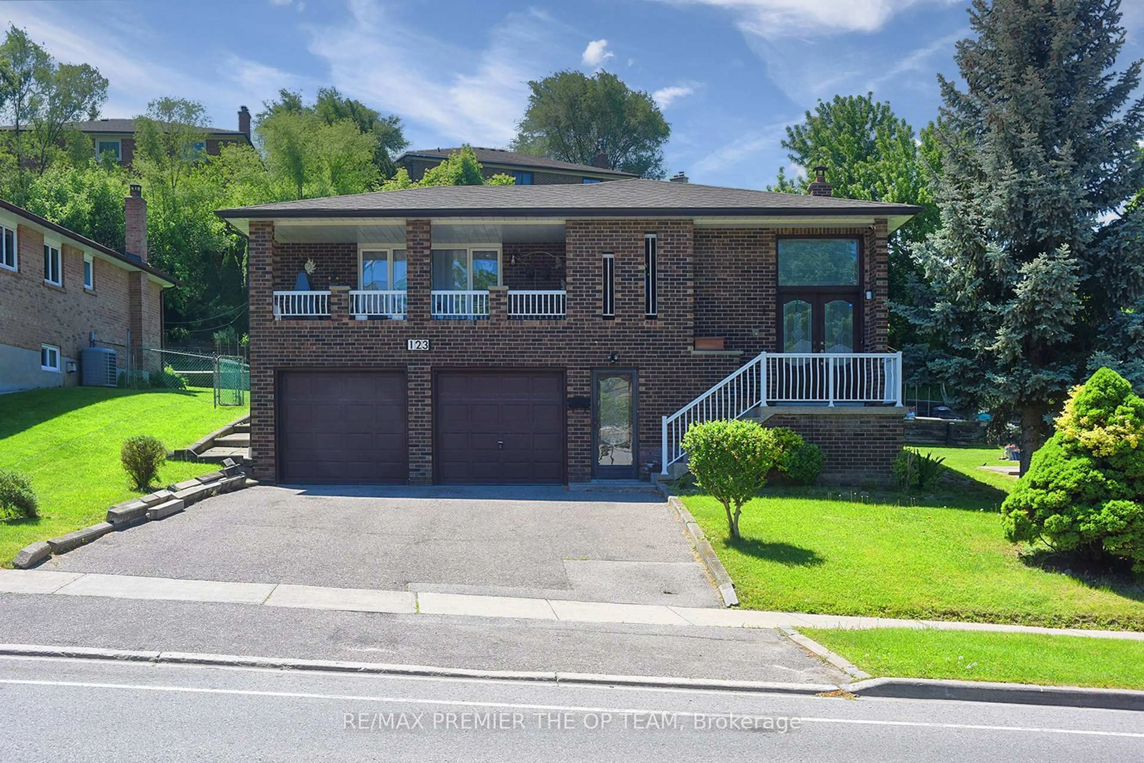 A pic from outside/outdoor area/front of a property/back of a property/a pic from drone, street for 123 Willis Rd, Vaughan Ontario L4L 2S4