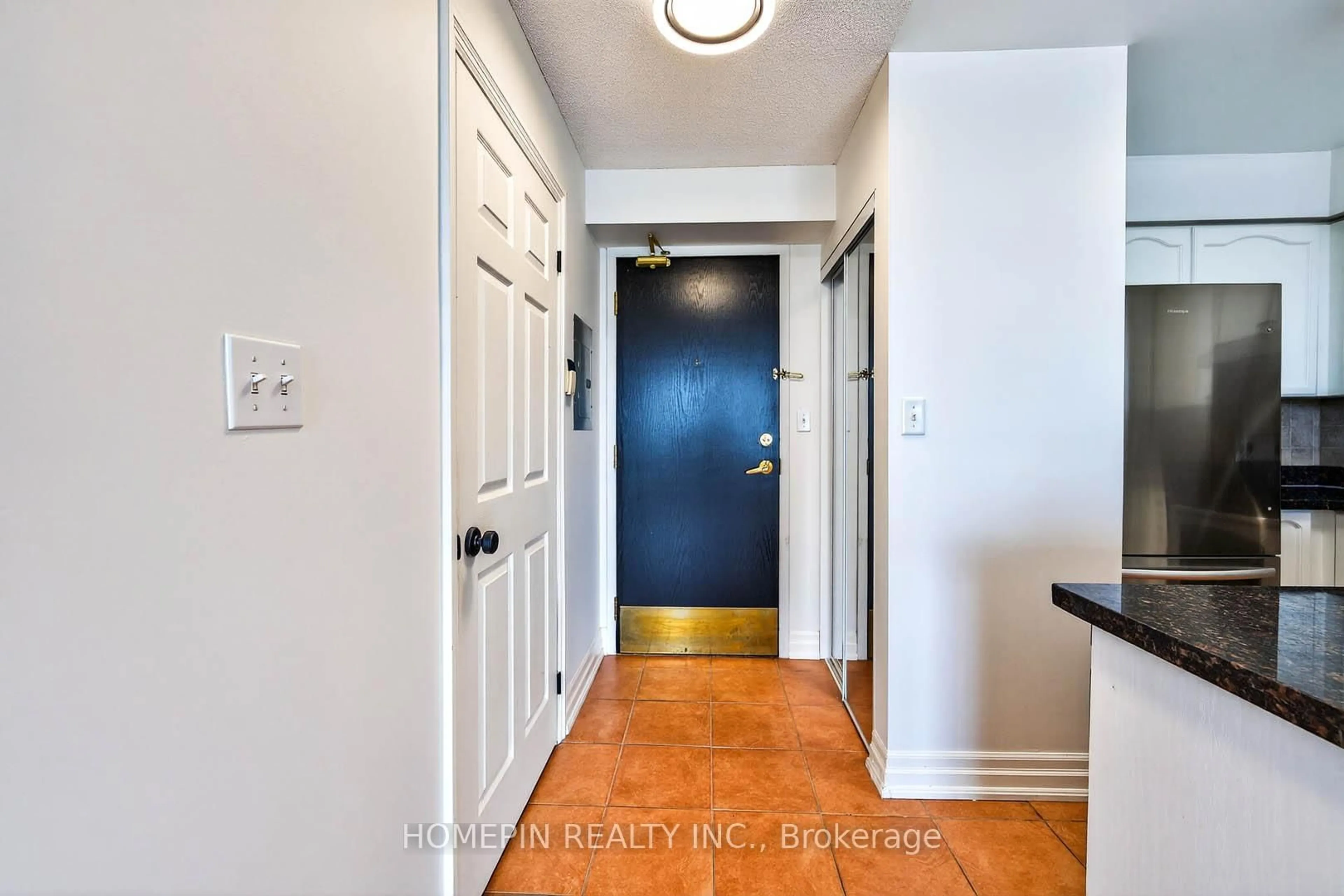 Indoor entryway for 39 Oneida Cres #1103, Richmond Hill Ontario L4B 4T9