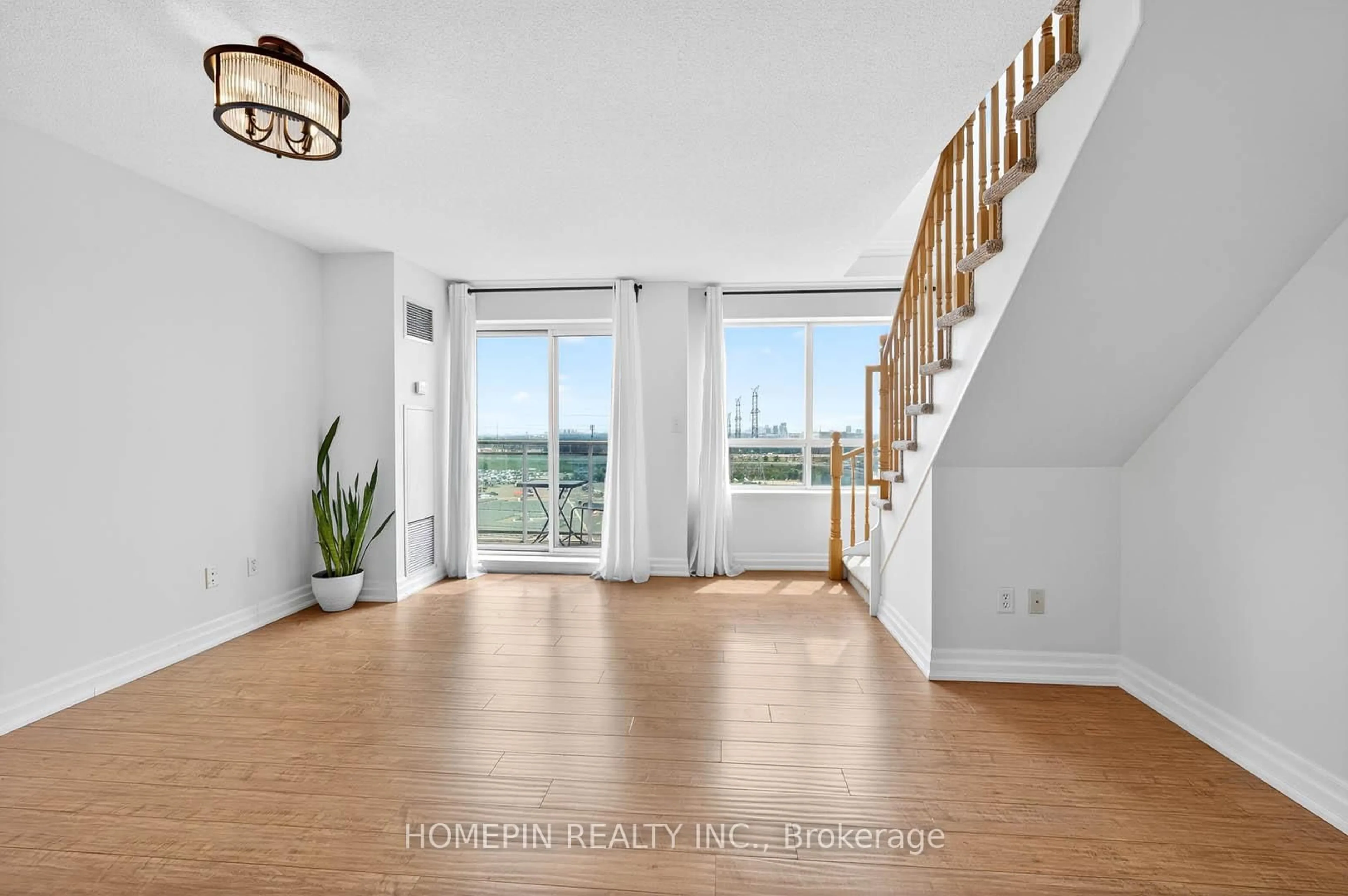 Indoor entryway for 39 Oneida Cres #1103, Richmond Hill Ontario L4B 4T9