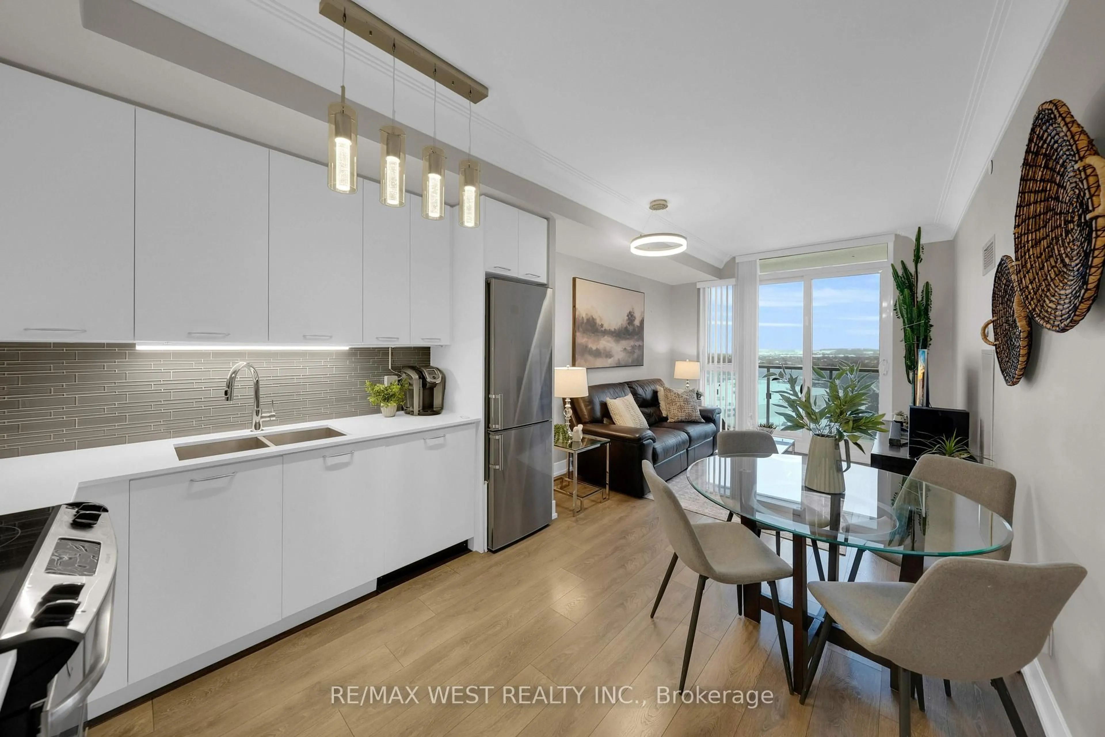 Open concept kitchen, wood/laminate floor for 9471 Yonge St #1117, Richmond Hill Ontario L4C 1V4