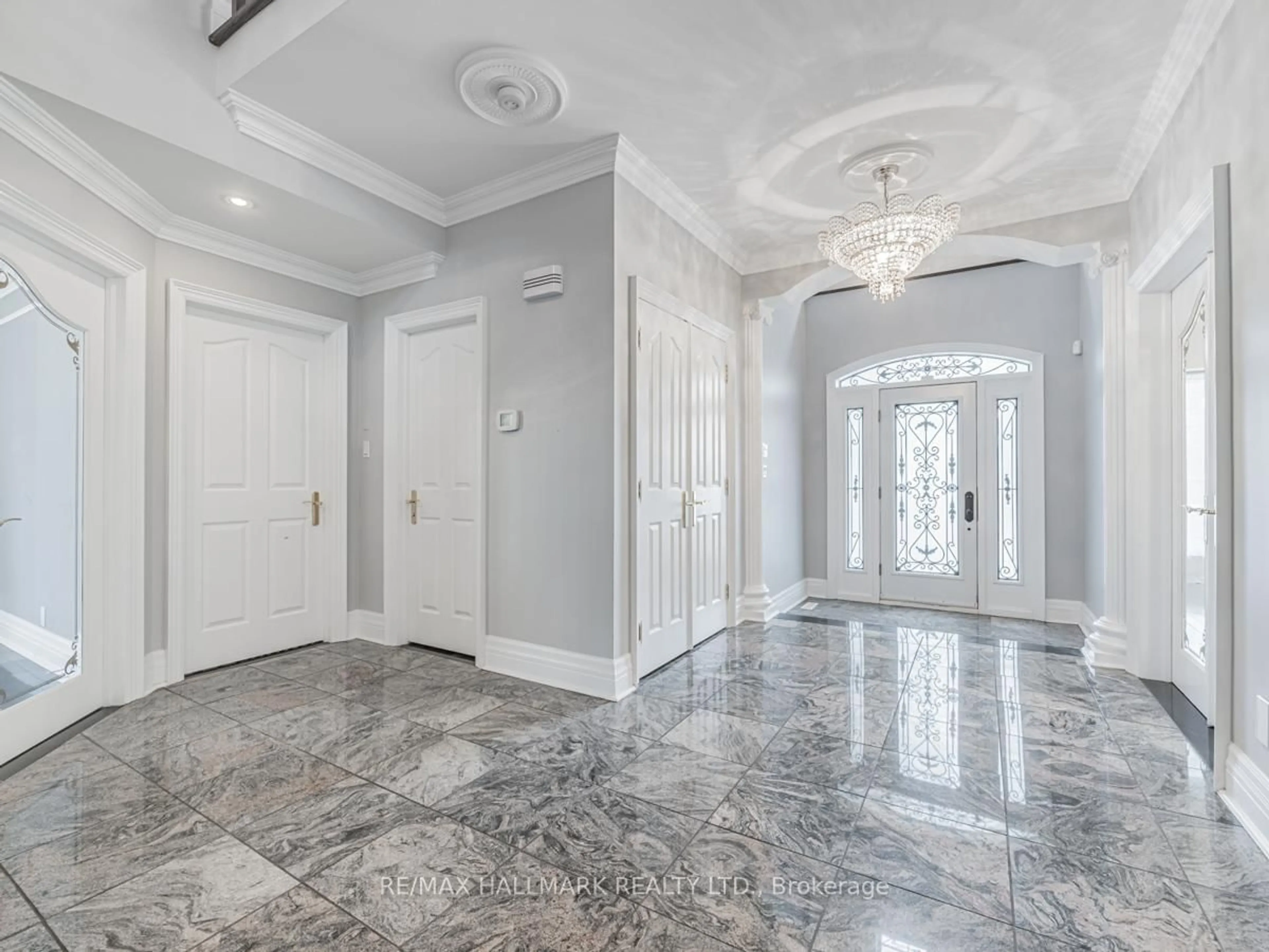 Indoor entryway for 138 Elgin Mills Rd, Richmond Hill Ontario L4C 4M2