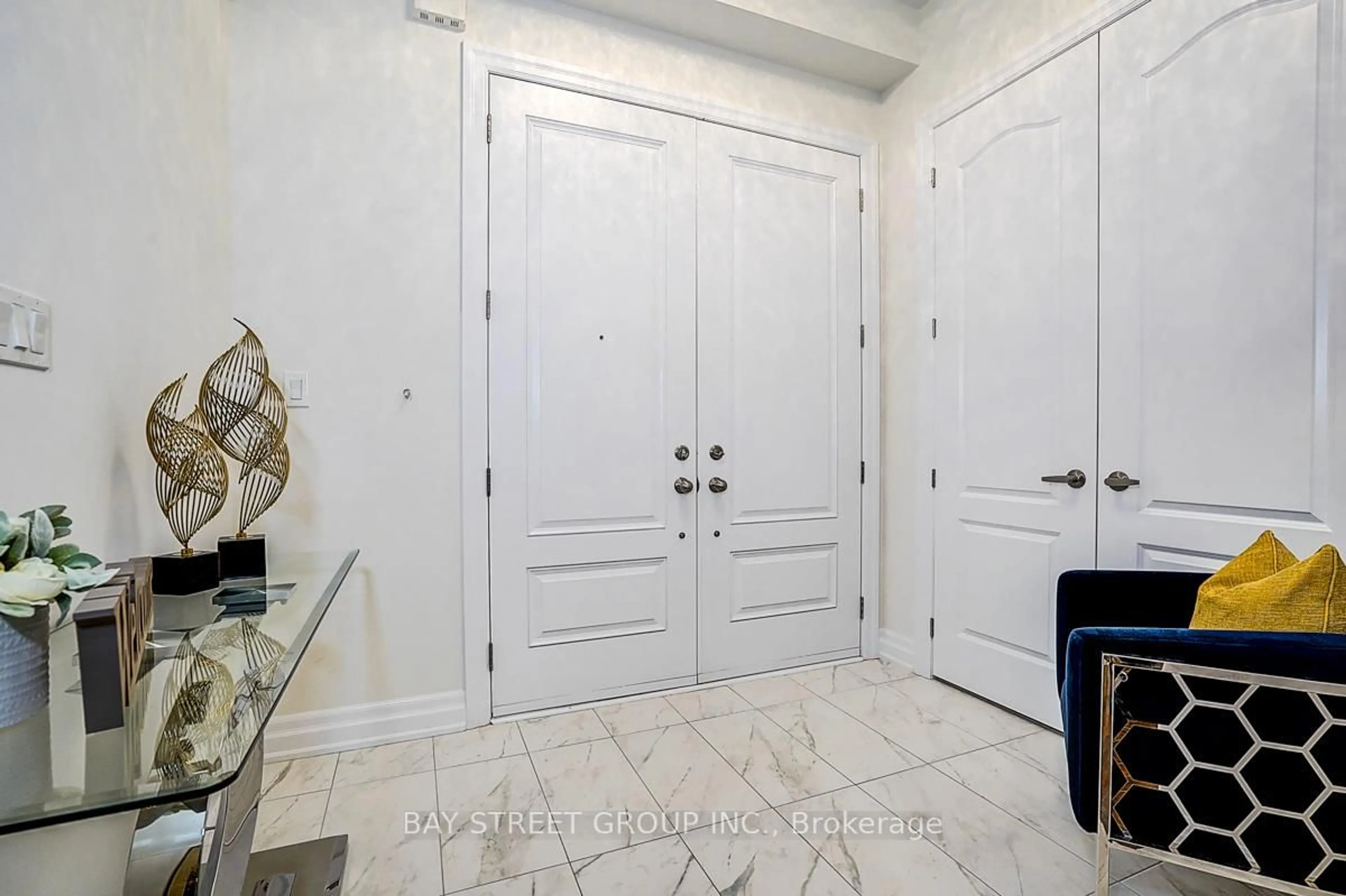 Indoor entryway for 16 Botelho Circ, Aurora Ontario L4G 3X3