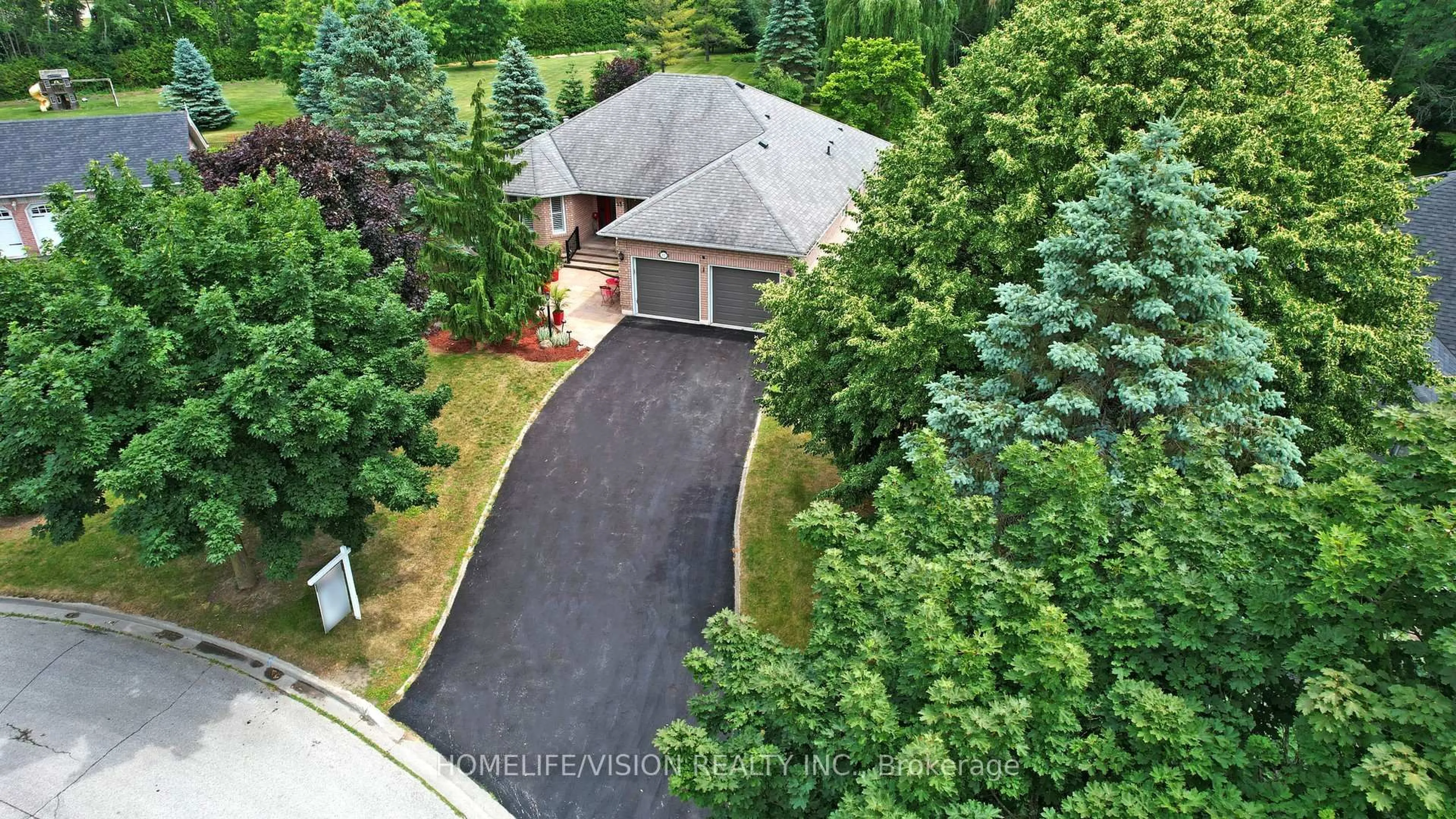 A pic from outside/outdoor area/front of a property/back of a property/a pic from drone, street for 13 Karissa Lane, East Gwillimbury Ontario L9N 1R6