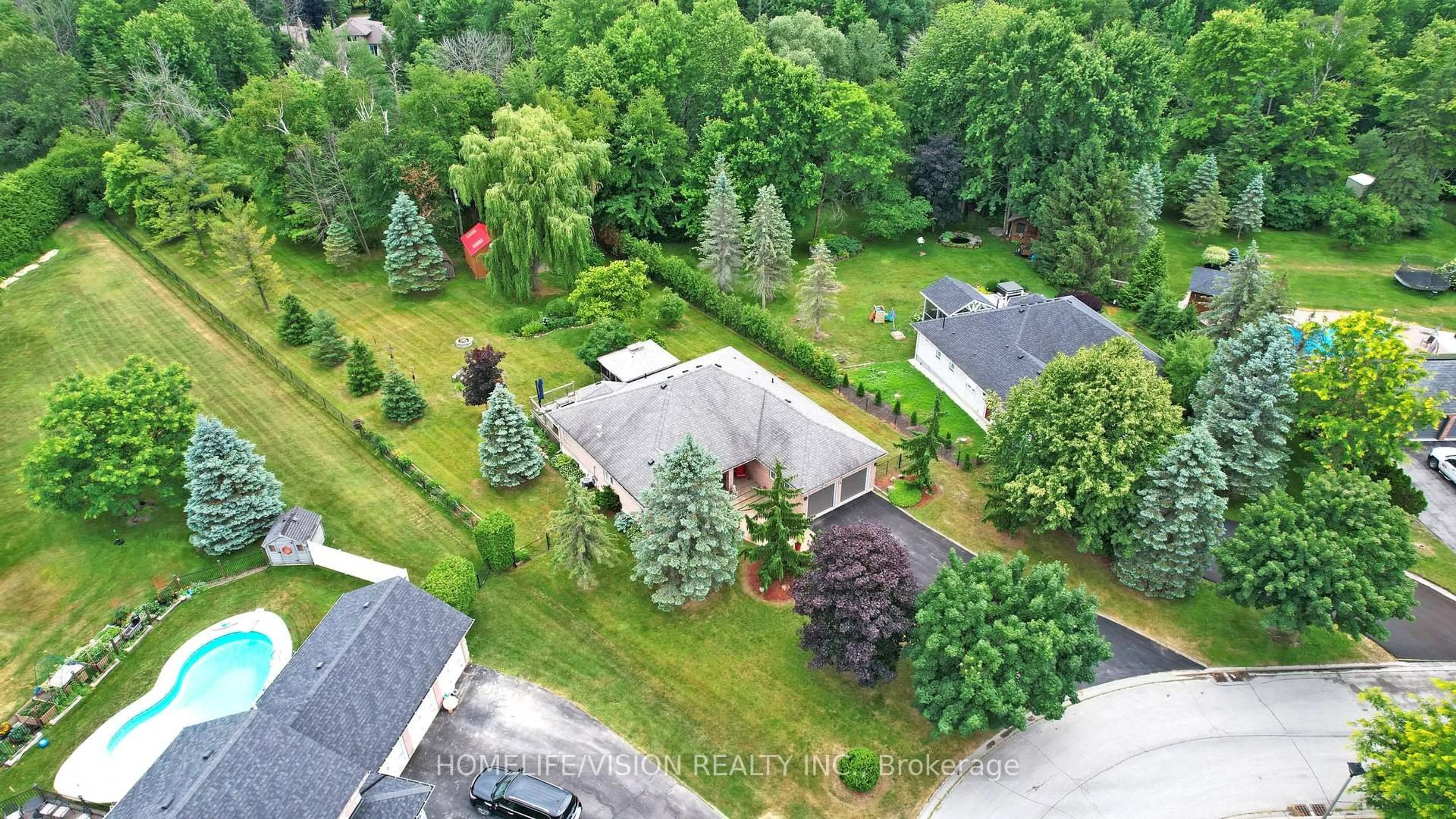 A pic from outside/outdoor area/front of a property/back of a property/a pic from drone, street for 13 Karissa Lane, East Gwillimbury Ontario L9N 1R6