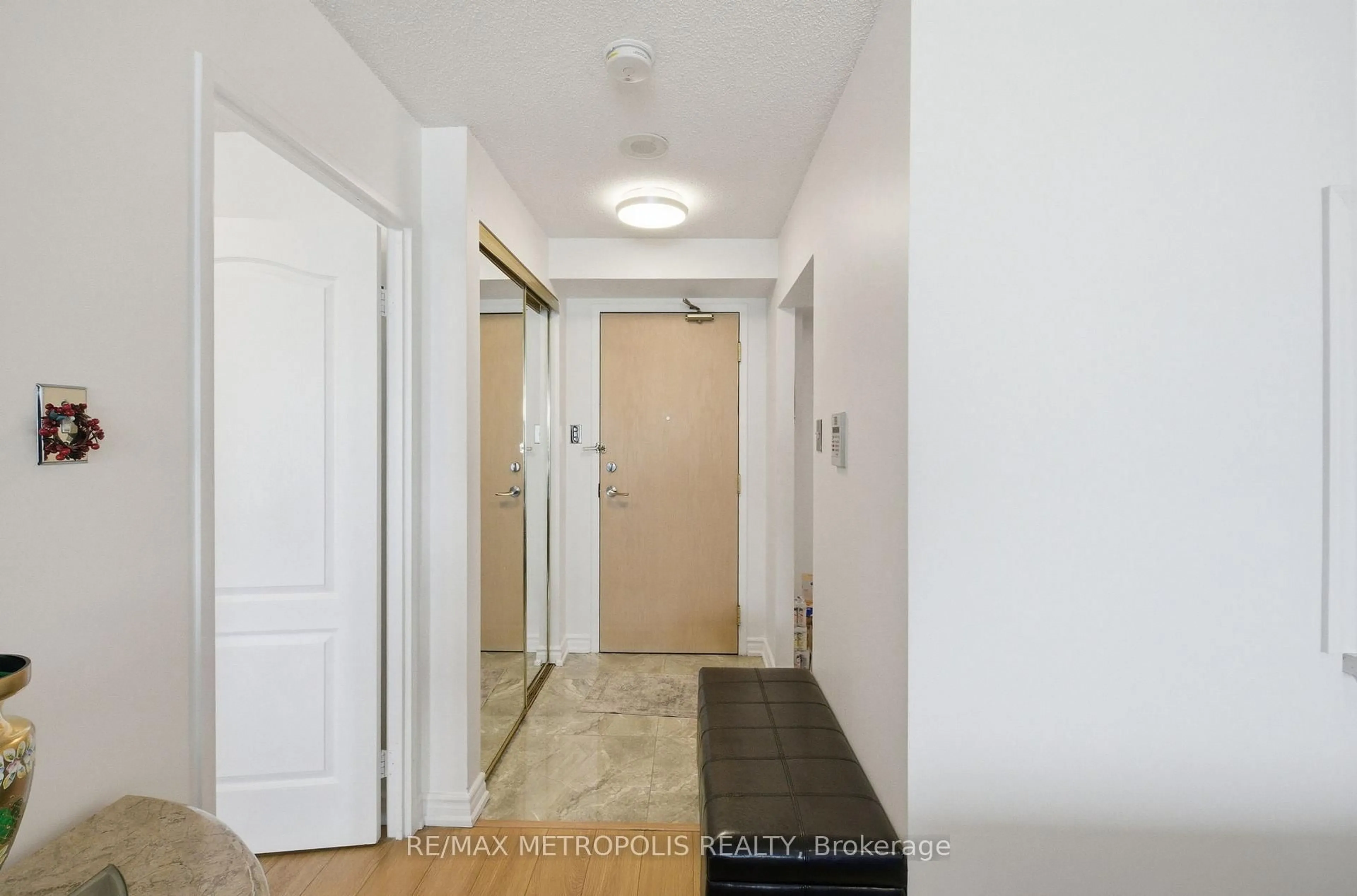 Indoor entryway for 11 Townsgate Dr #1501, Vaughan Ontario L4J 8G4